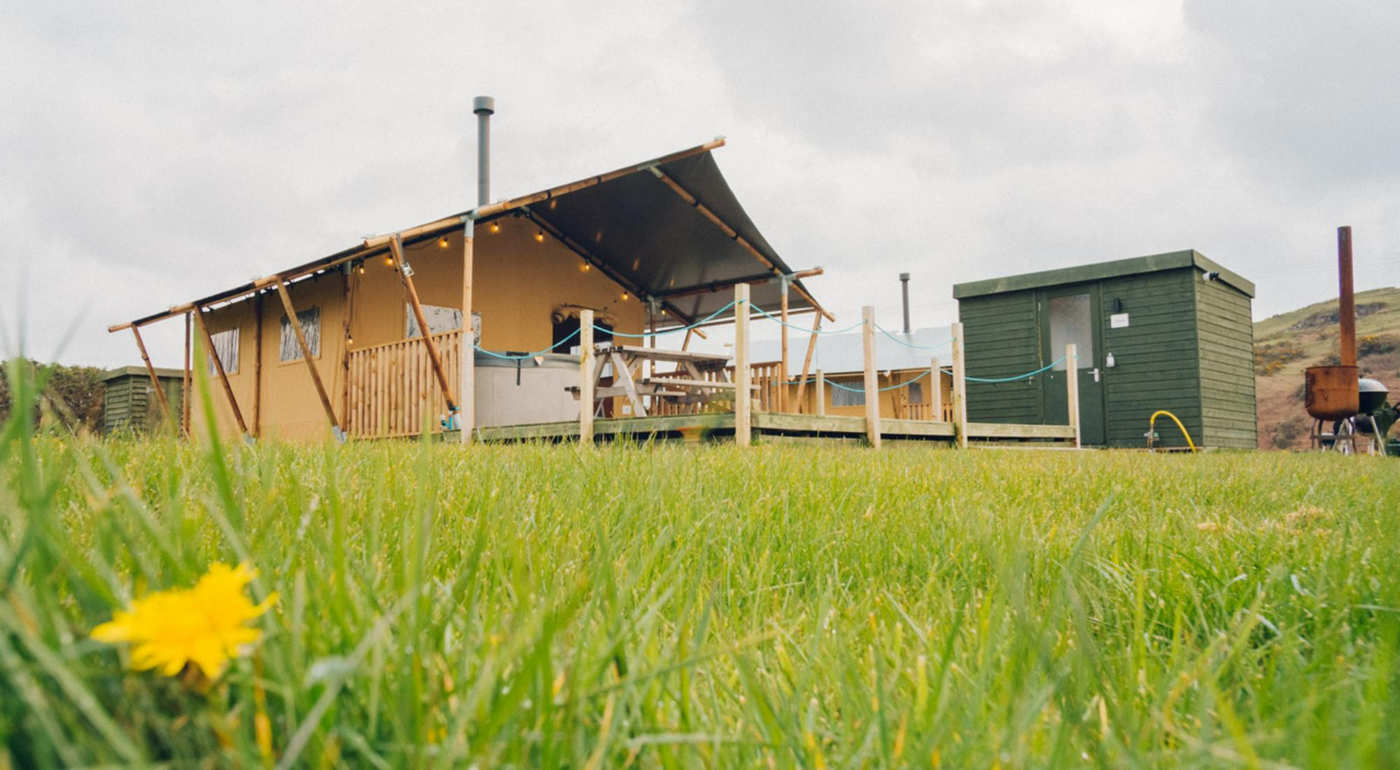 Woody safari tent with hot tub and log burner