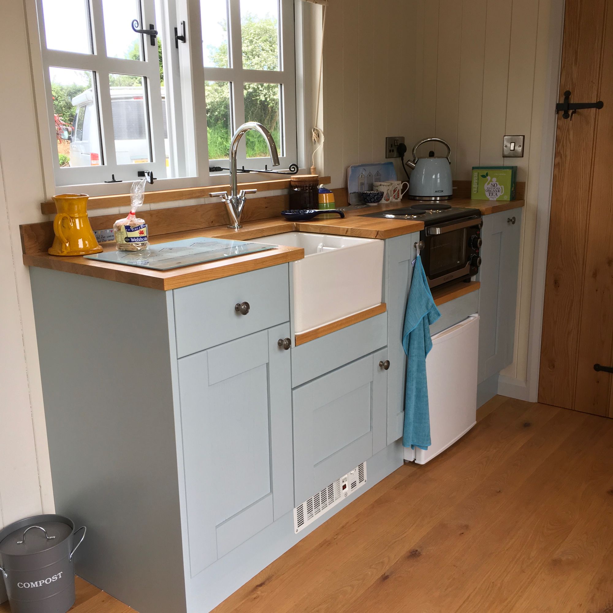 Y Cwt Cwtch Shepherds Hut Kitchen Area
