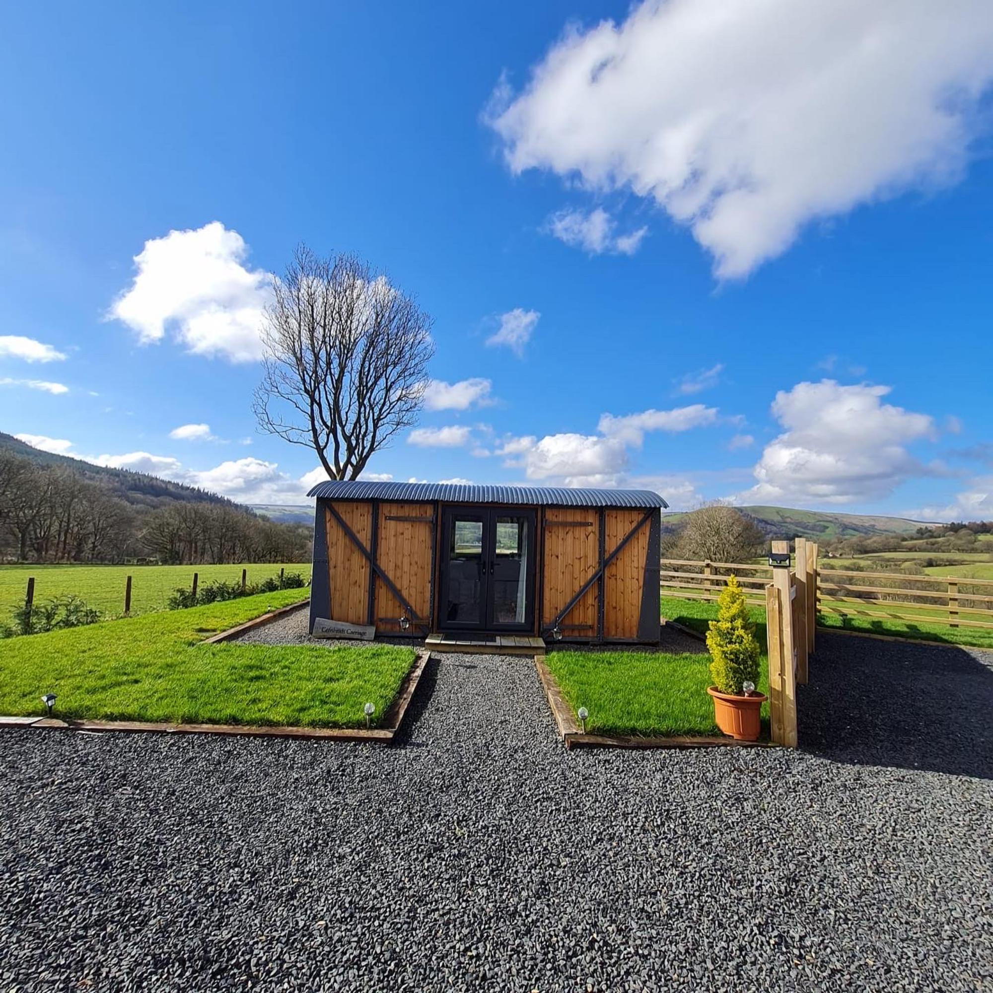 Converted Railway Carriage with hot tub
