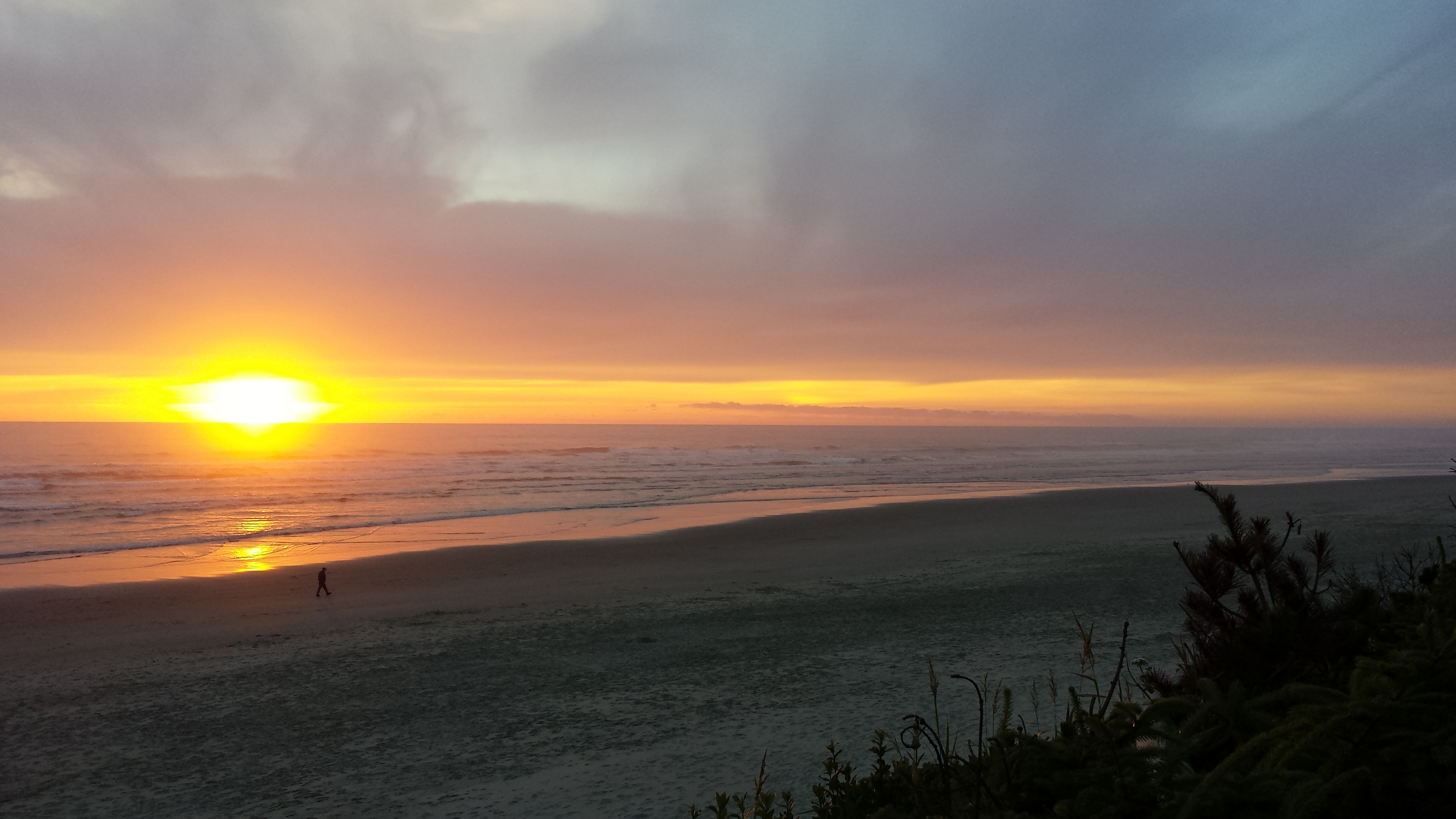 This campground is definitely my favorite on the mid-section of the Oregon Coast. No showers but there are bathrooms. We always see whales, sea lions, rainbows, and find tons of agates! Super easy access to the beach!