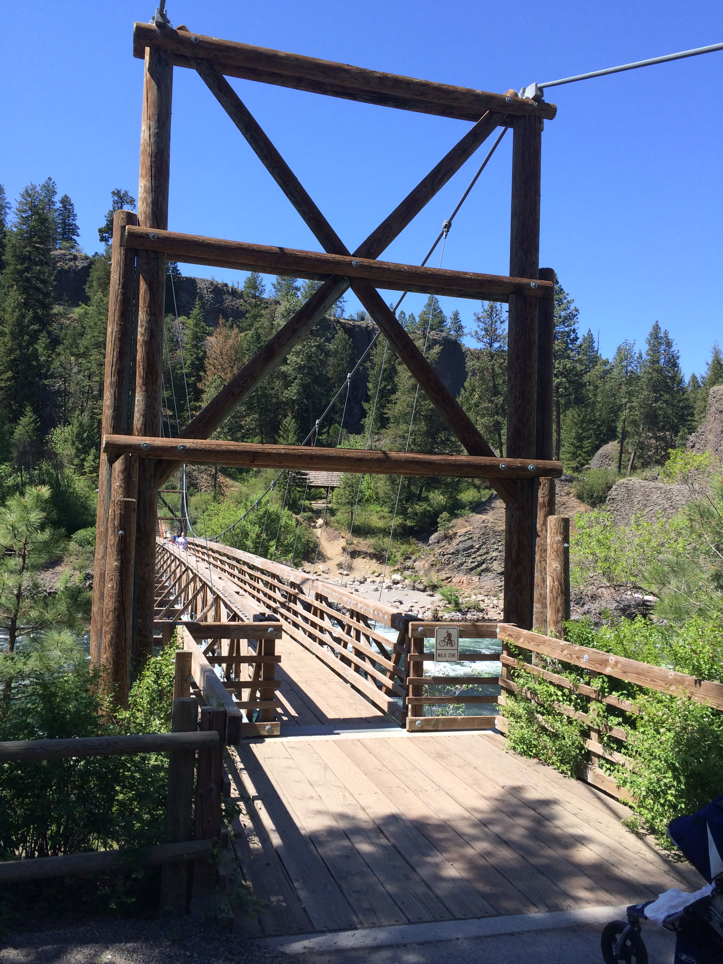 Swinging bridge