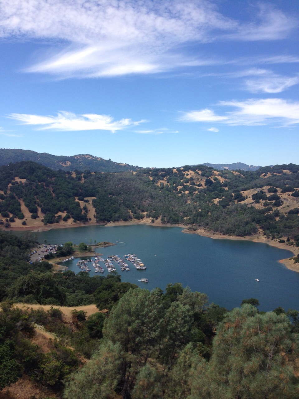 From the overlook point we can see the marina and a big part of dry creek. There is a table up there so you can stop and eat while enjoying the view