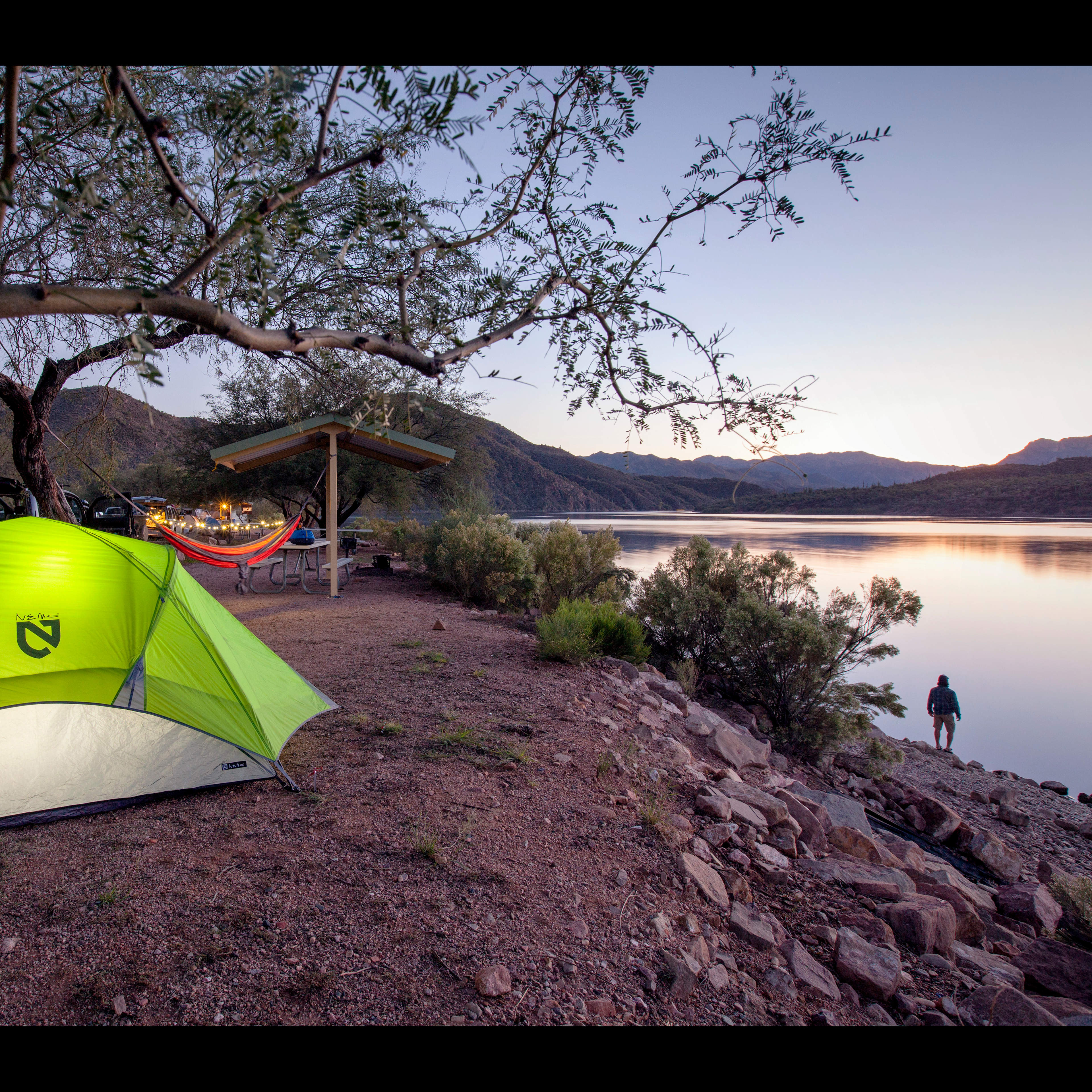 If you drive all the way to the far end of the loop, you will find the gem spots! Water access and views from the cozy cluster of your sleeping bag. Unfortunately, the best spots are located too close to the restrooms, so you may get an unwanted "breeze." 