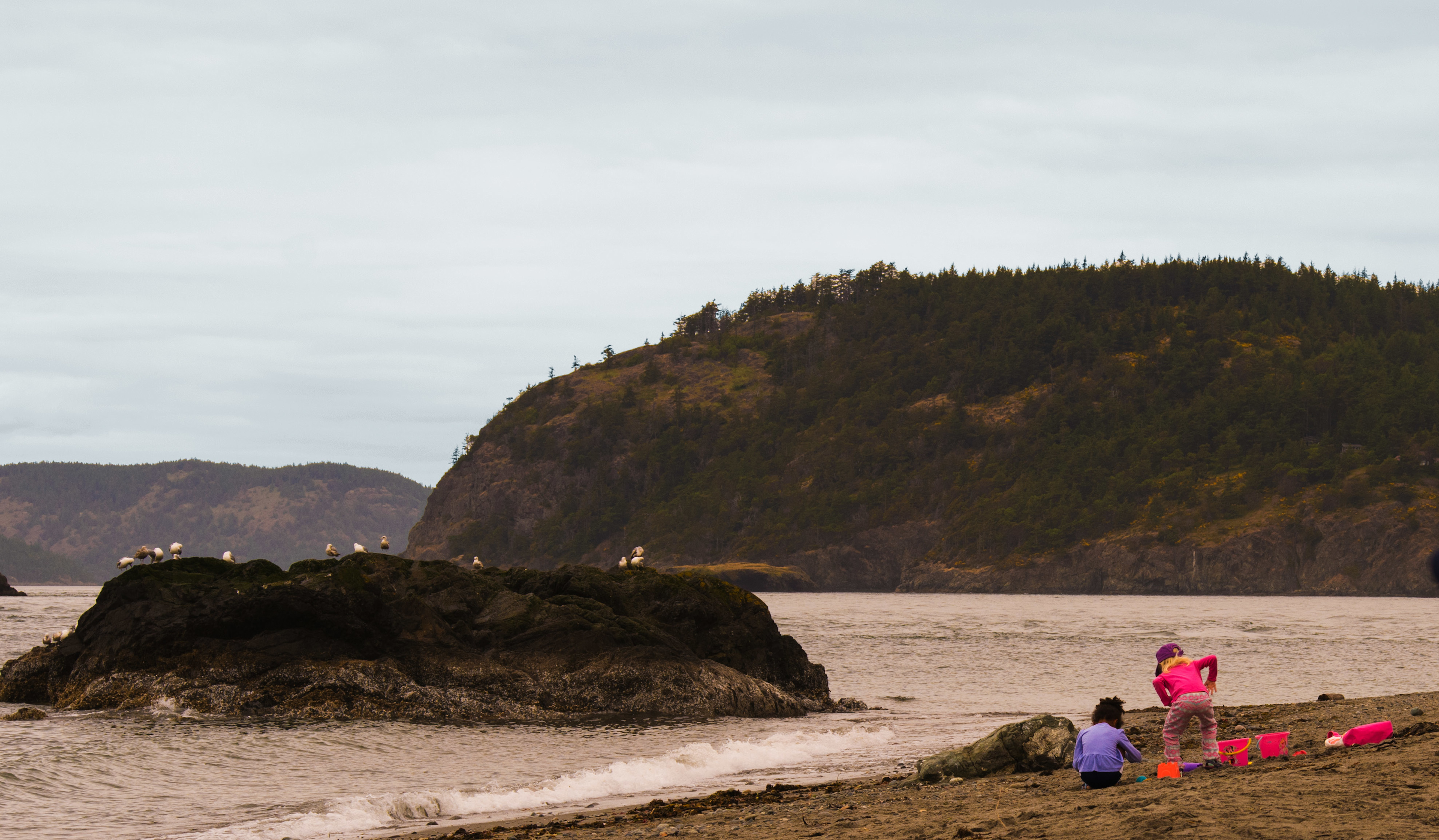 You need to walk (or drive) across the highway from Quarry Pond to get to the main beach area and Cranberry Lake. Still gorgeous on an overcast day. Beautiful.