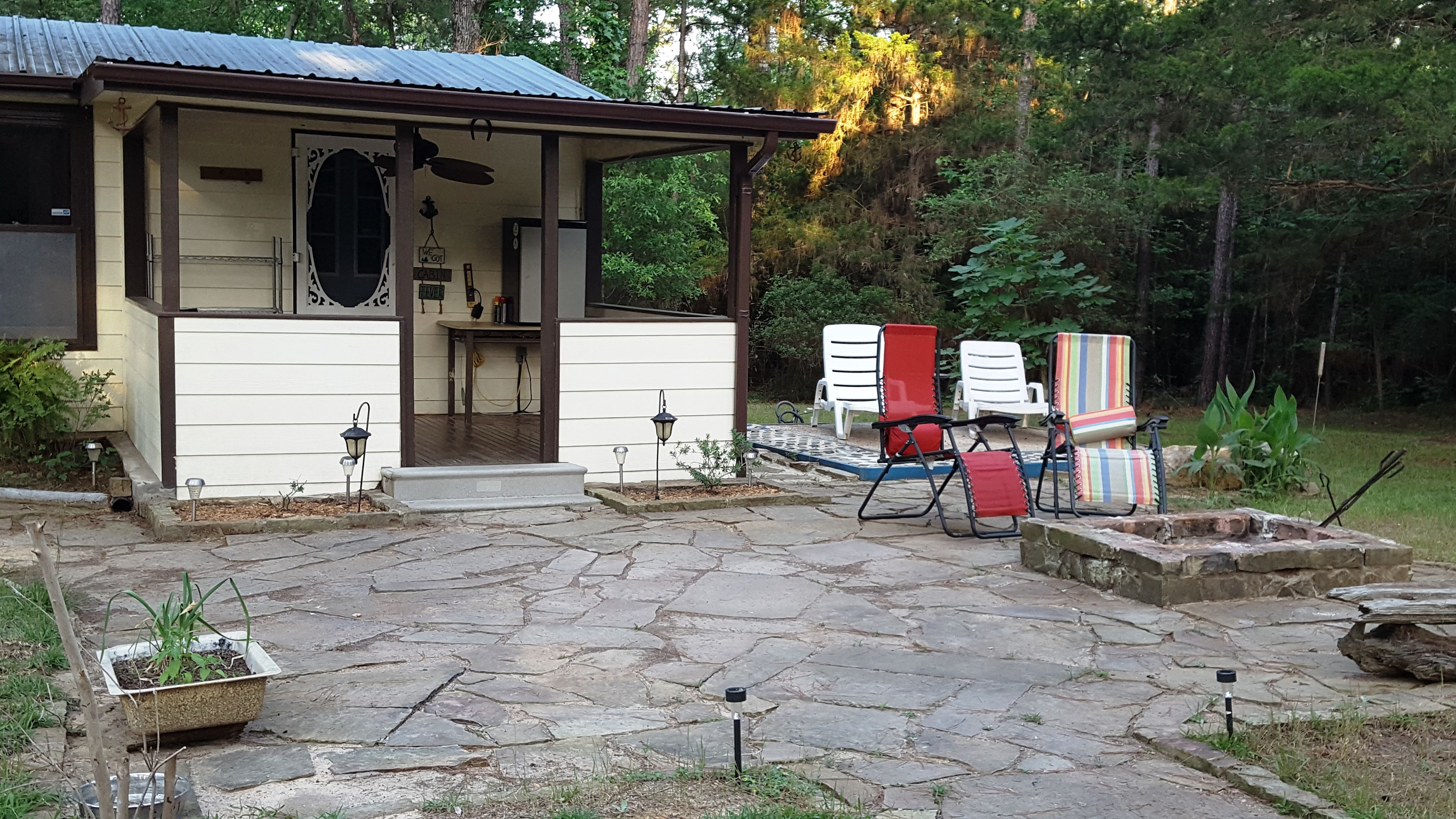 Cozy Cabin in Da Piney Woods!