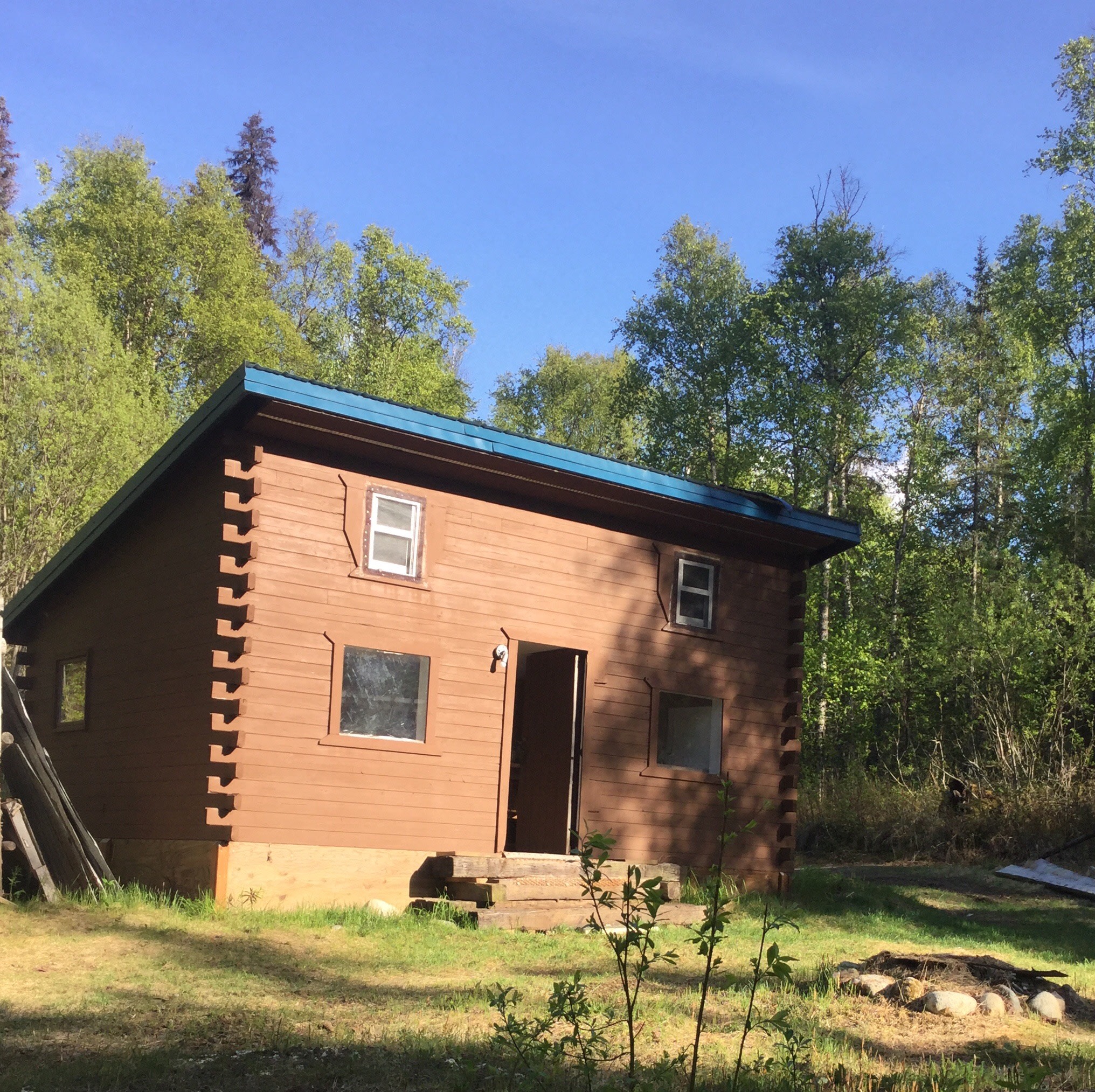 Jo’s Dry Cabin Private, wooded location at Christiansen Lake  Talkeetna AK. 