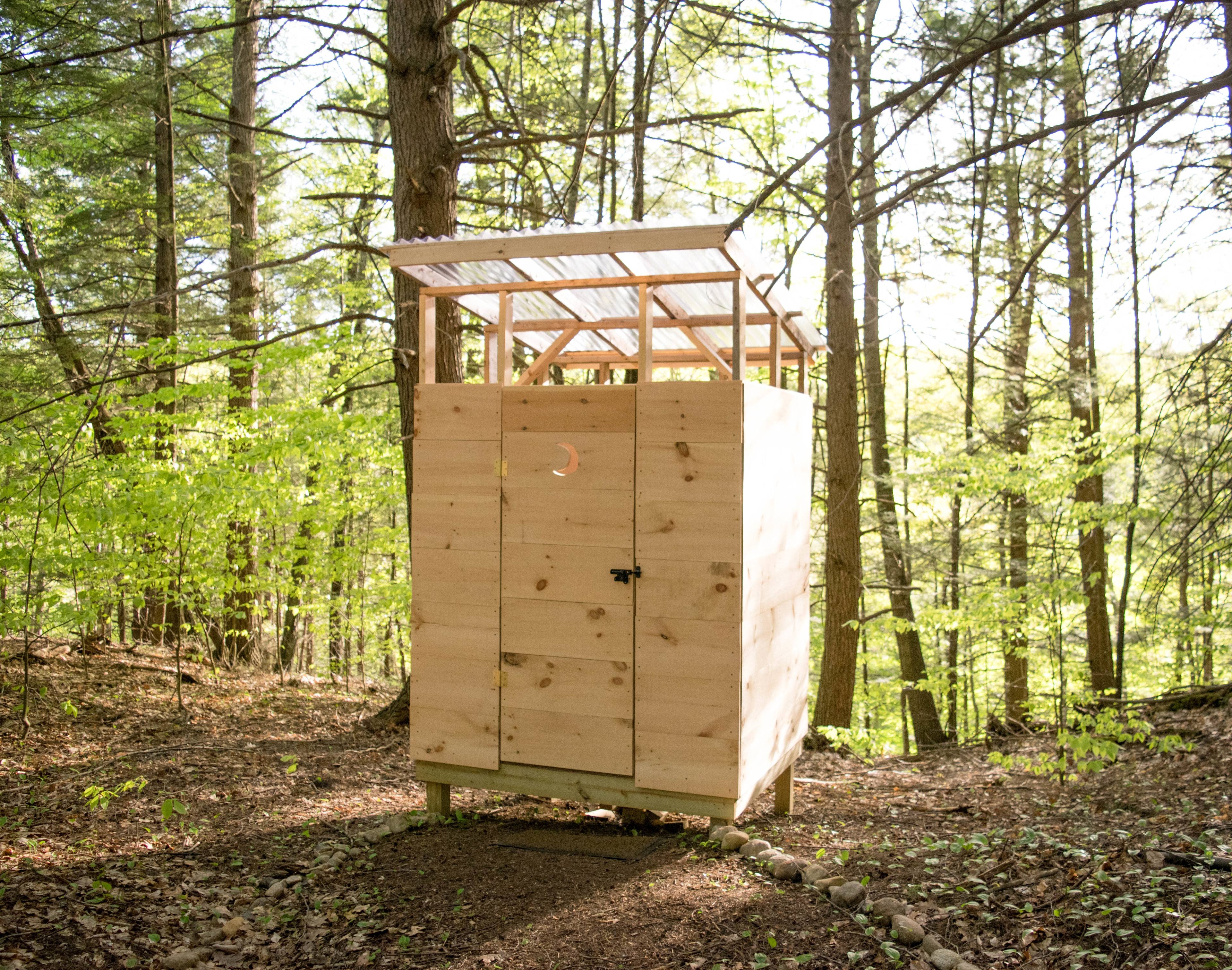 Clean, easy to use outhouse