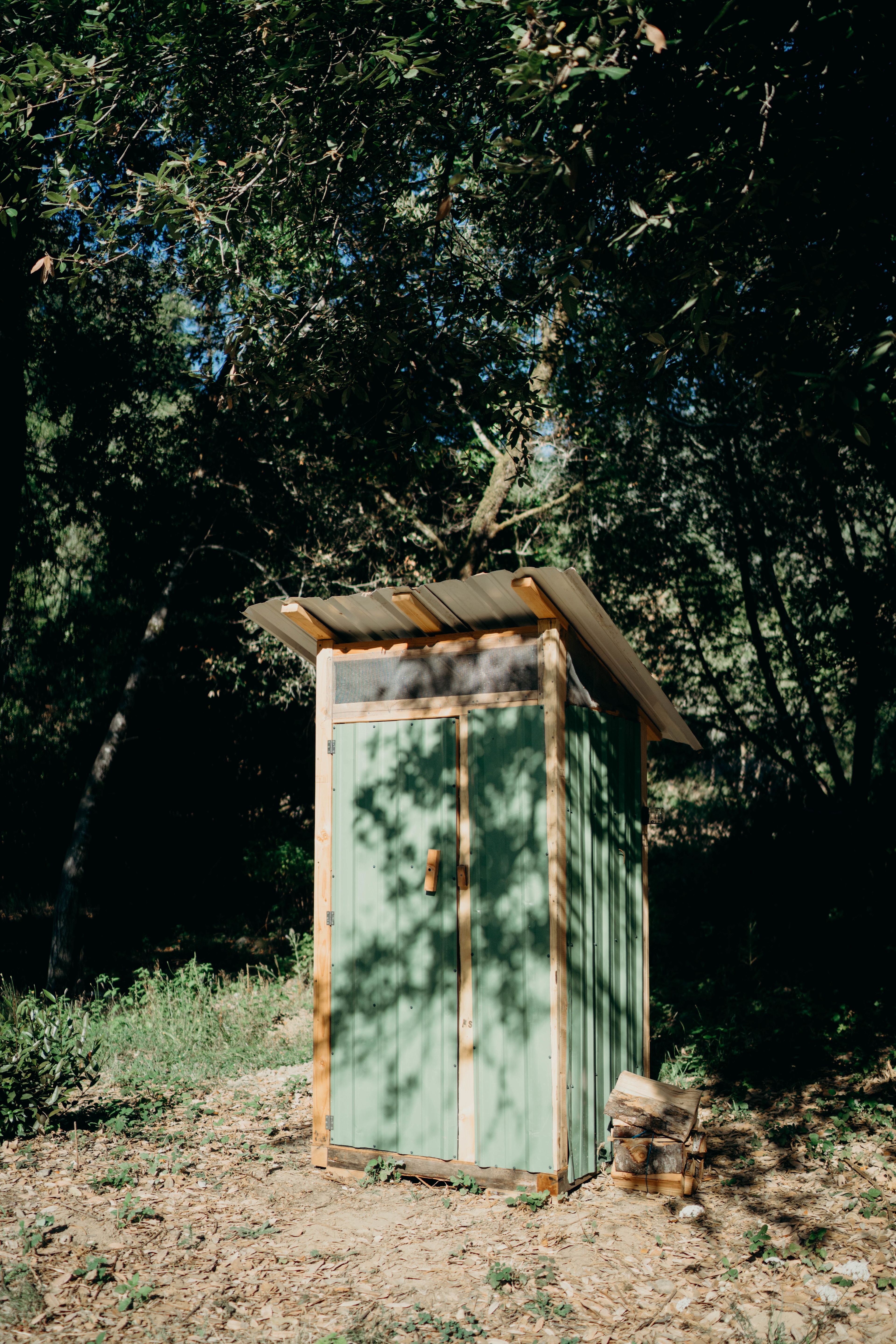 The handy out house. 
