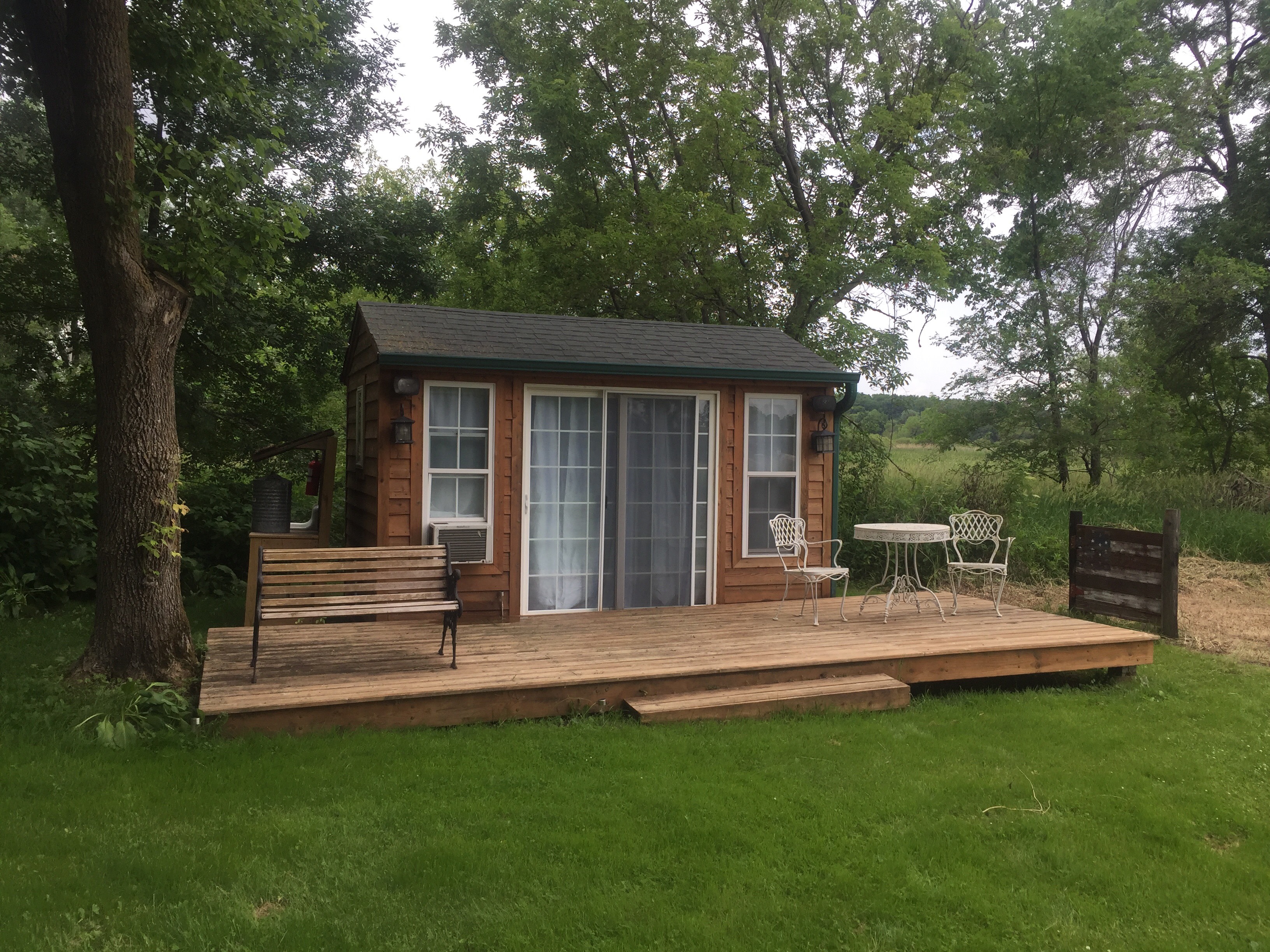 Cozy Lakeside Cottage Guestroom