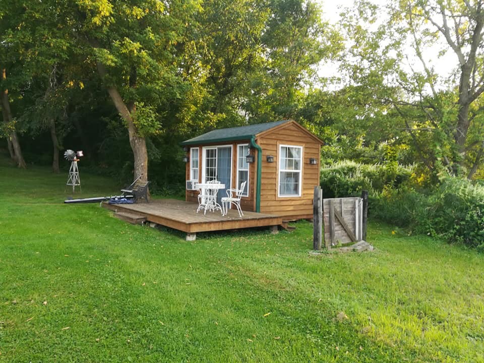 Cozy Lakeside Cottage Guestroom