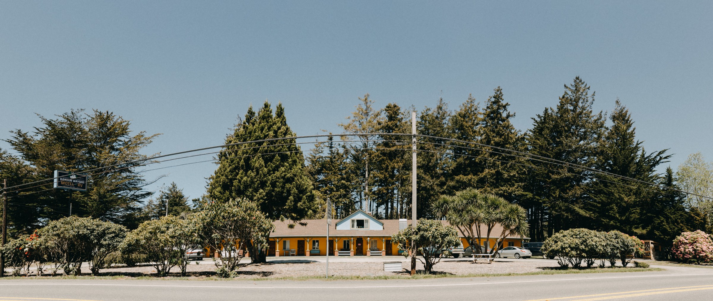 A view of the motel from the street.