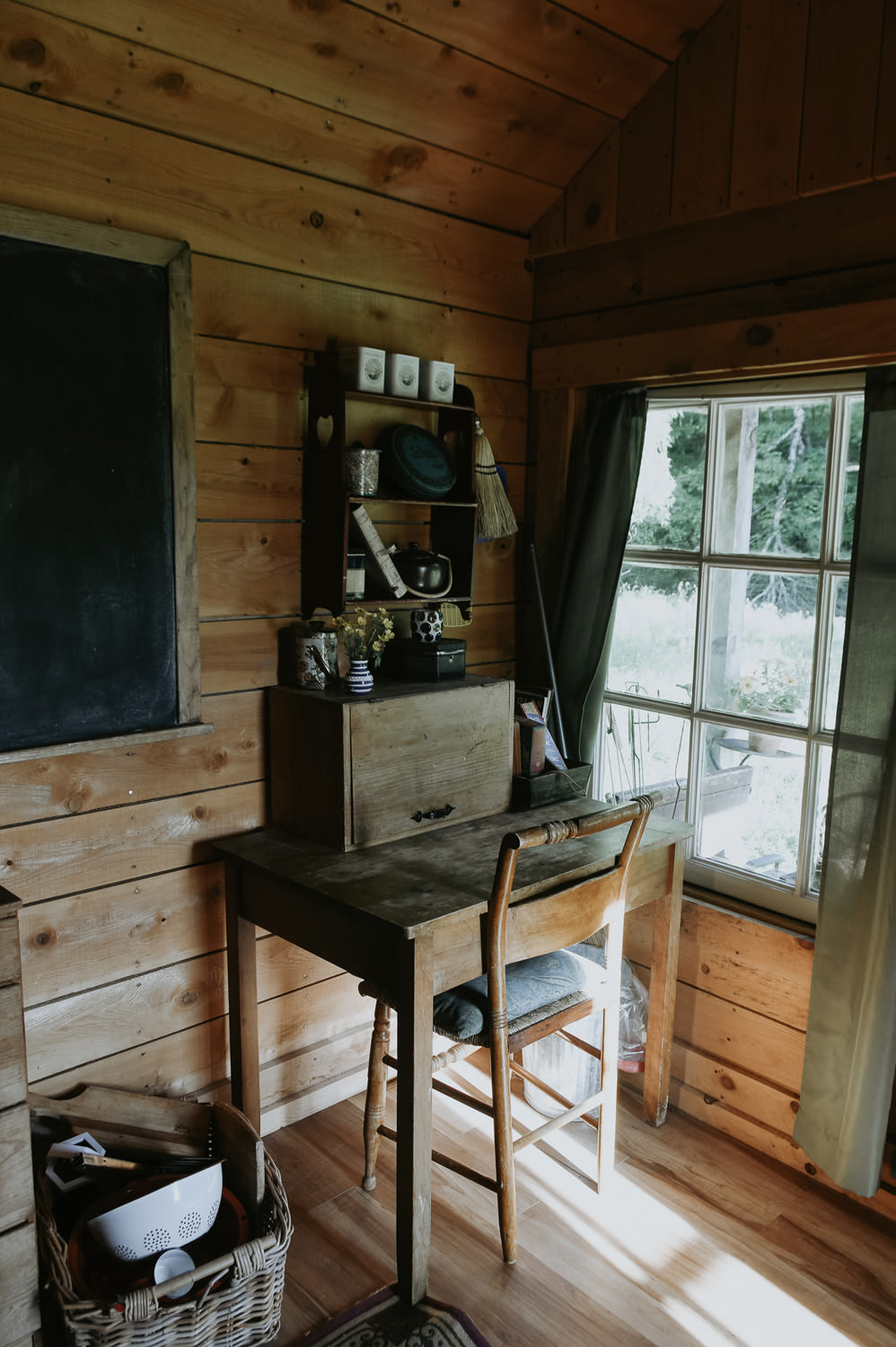 Little pleasant details of the cabin, including board games and fresh flowers.