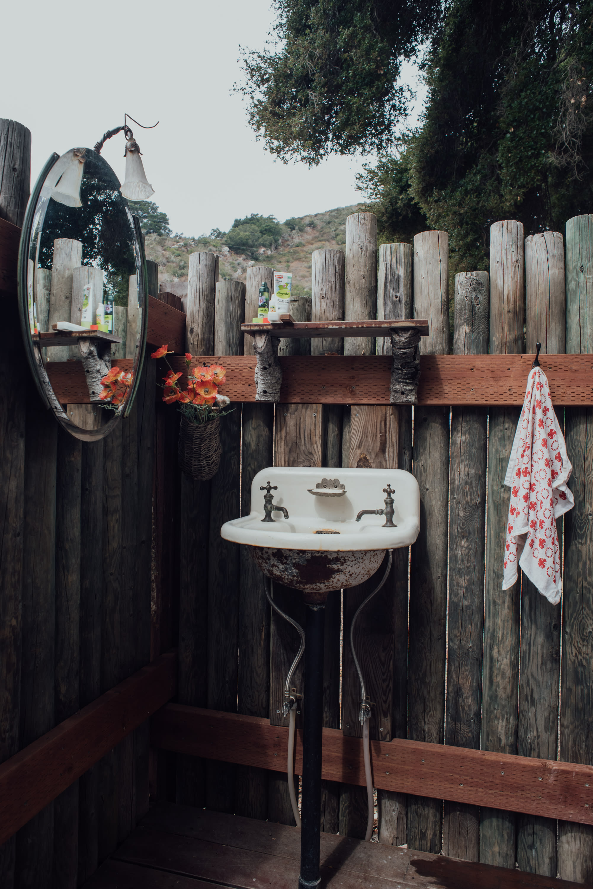 I can't get over how cute this outdoor bathroom is!