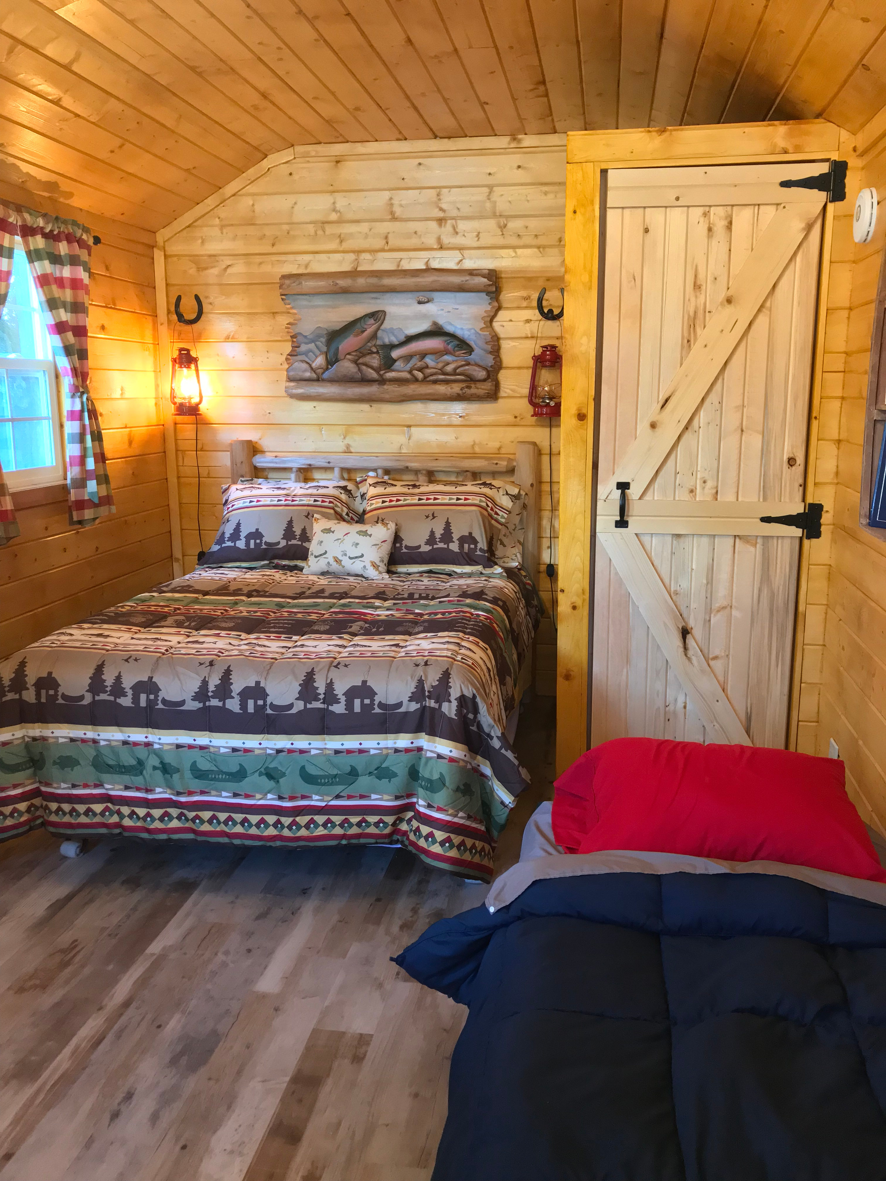 Full size bed and single fold-away mattress 