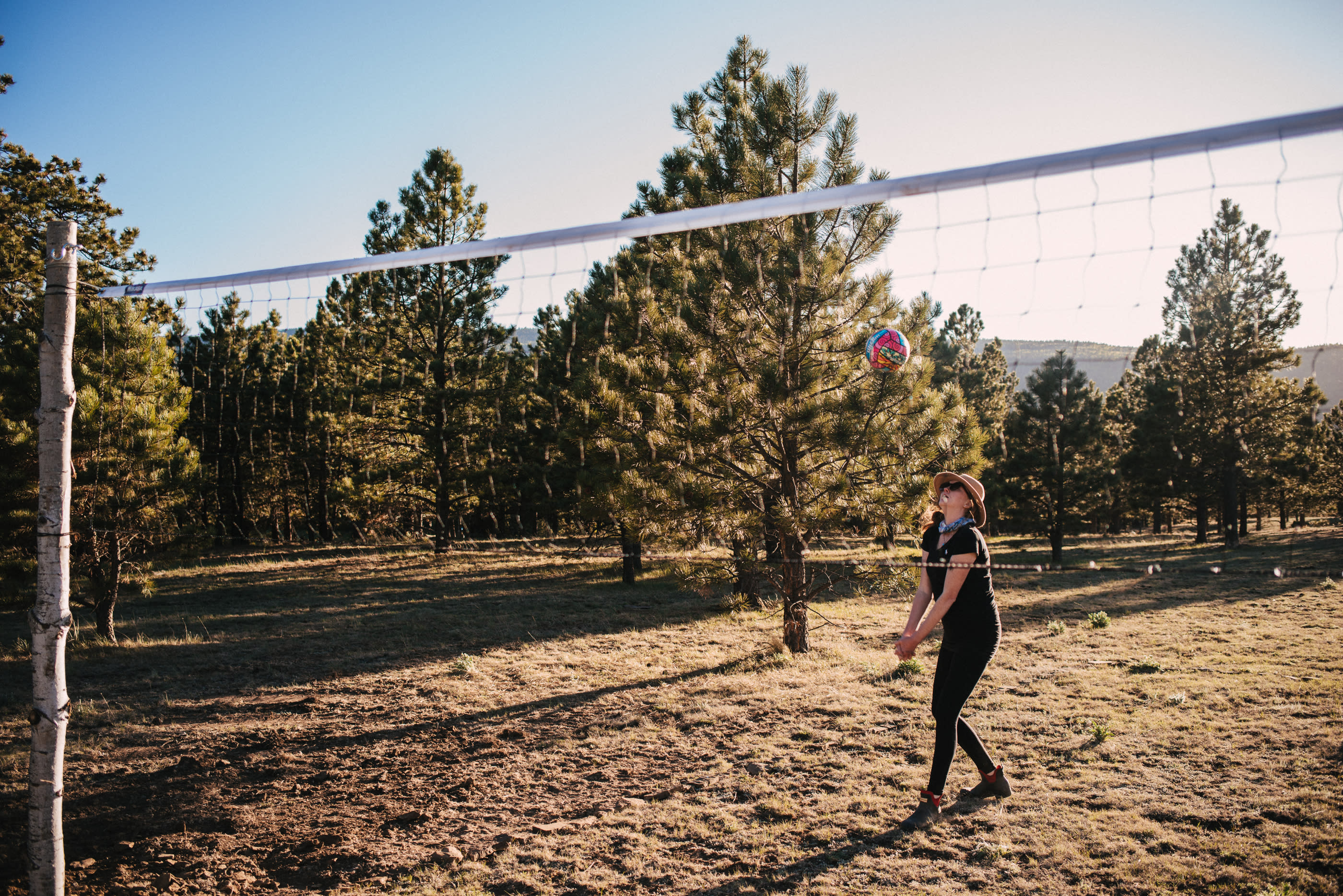Volleyball/badminton/net games are available.