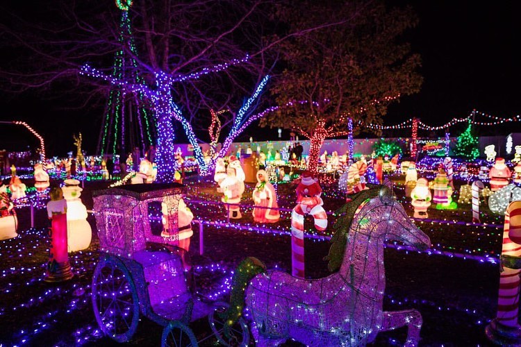 Lake Linda's Christmas Lights (Thanksgiving through New Years)