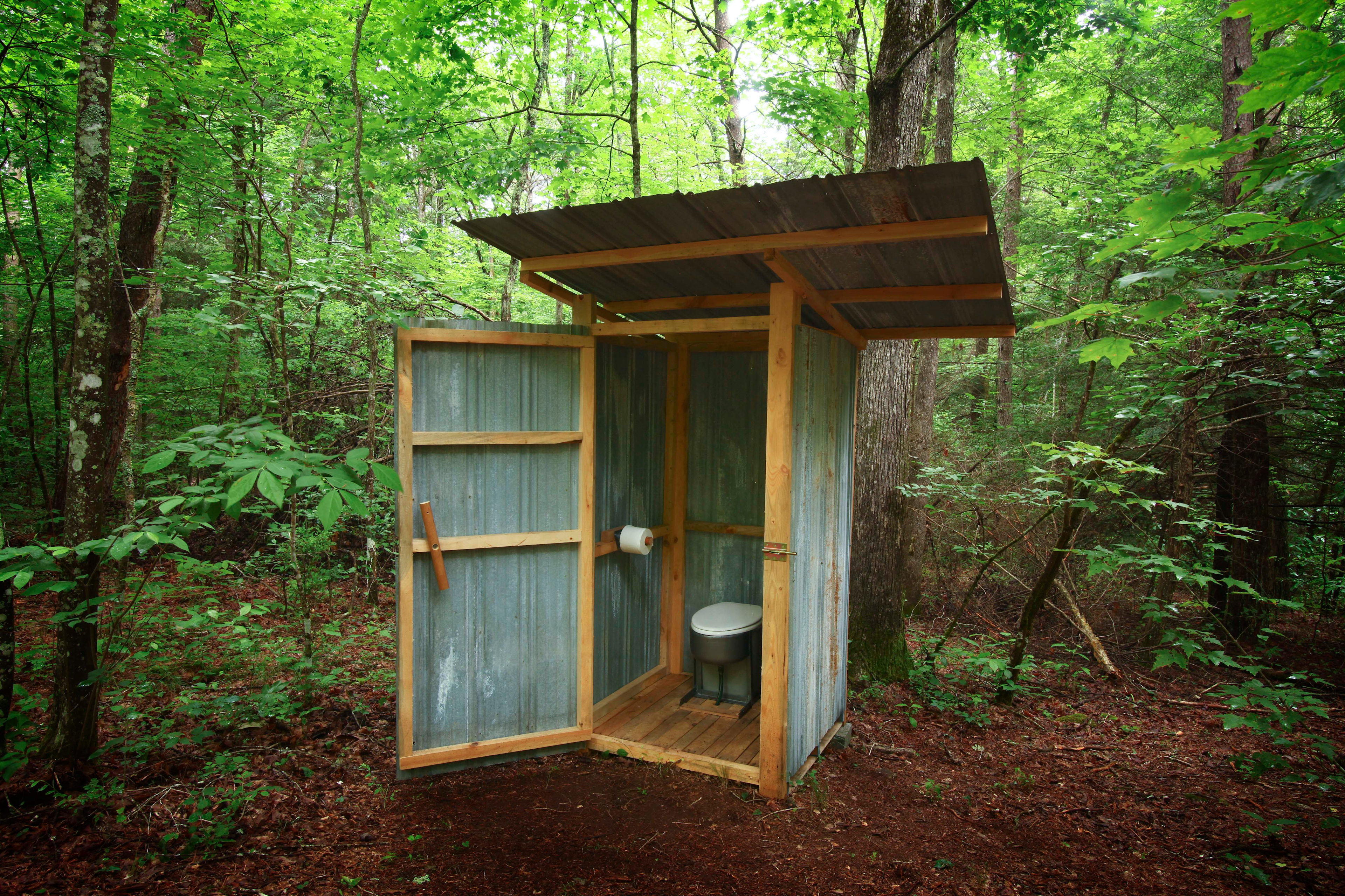 Odorless Composting Toilet equipped with T.P., Sawdust and night-light