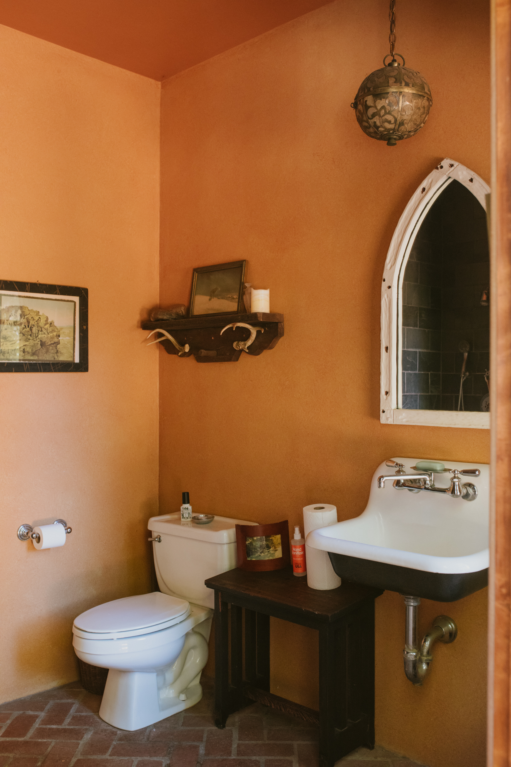 Toilet and sink available for you to use in Lisa's house. 