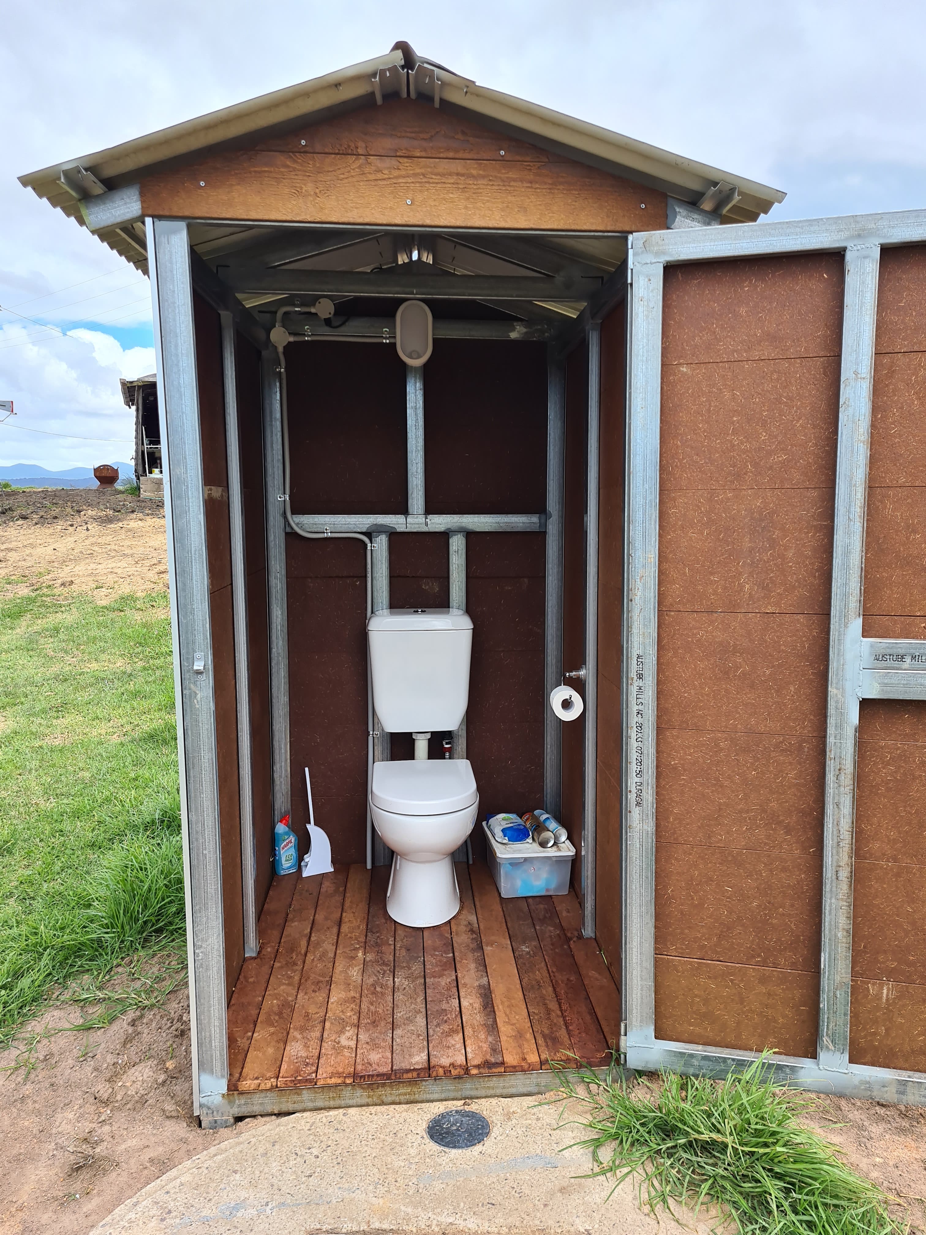 Flushing outback dunny