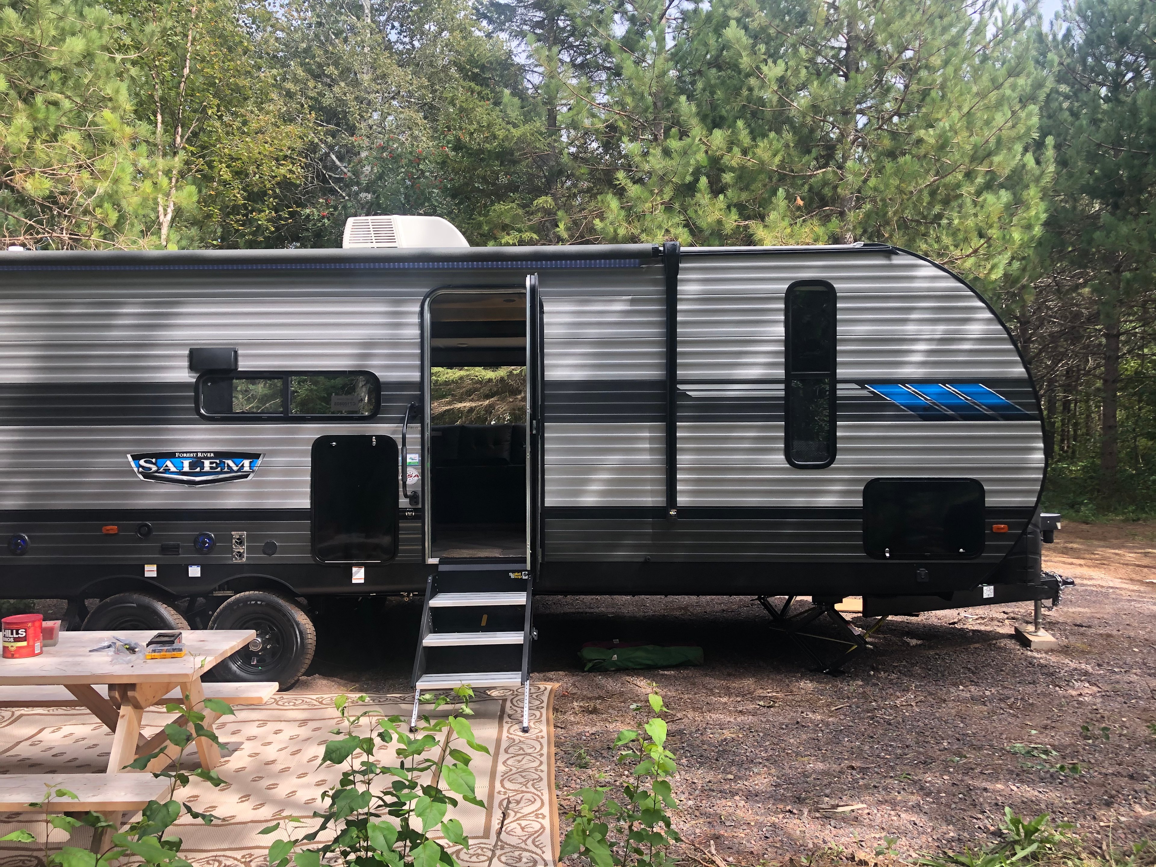 Salem - Bear Cave Sleeps 6. 1 Queen bed, 2 bunk beds and  pull out couch. Stocked with linens, dishes, coffee pot and paper products.