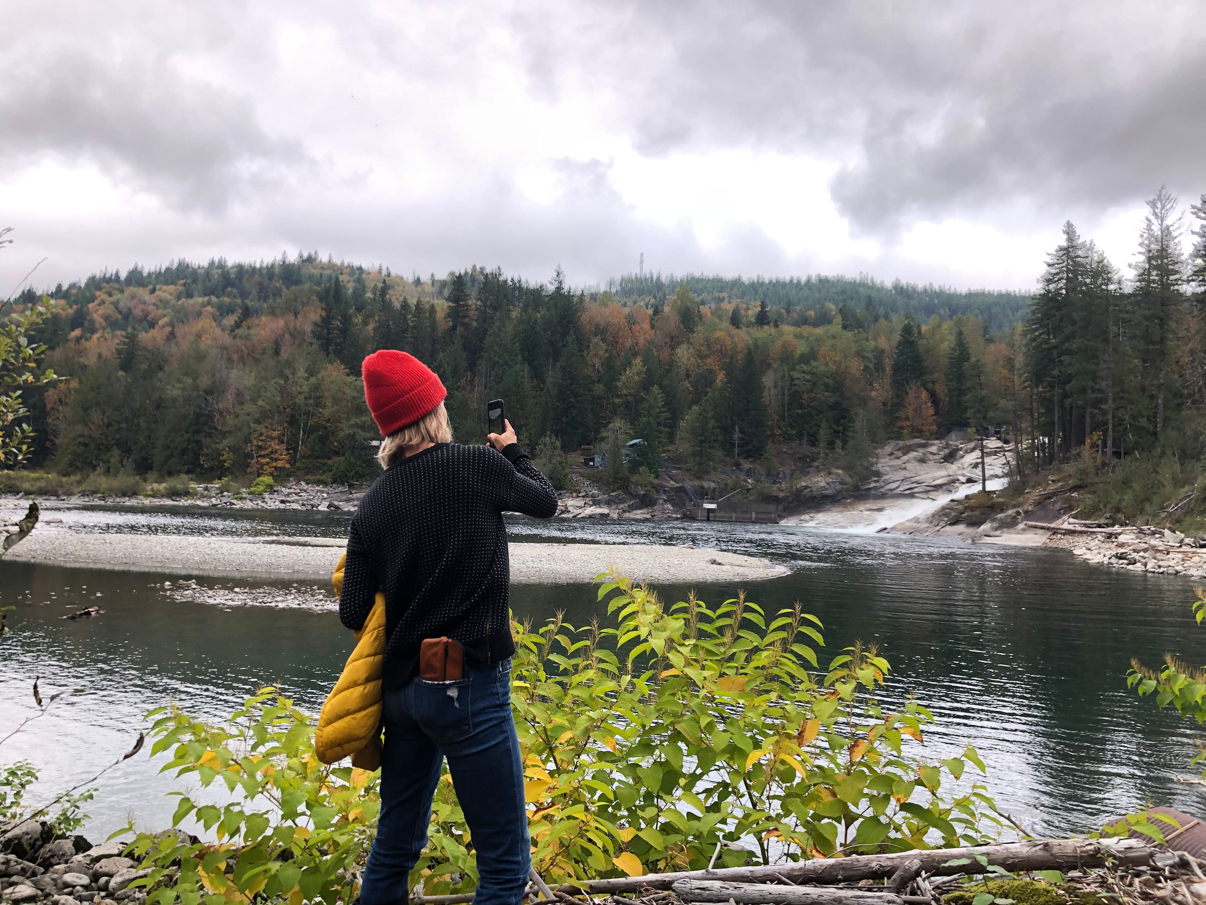 depending of the season/water flow (melting snow) the water level can be pretty high and limit the beach access.  