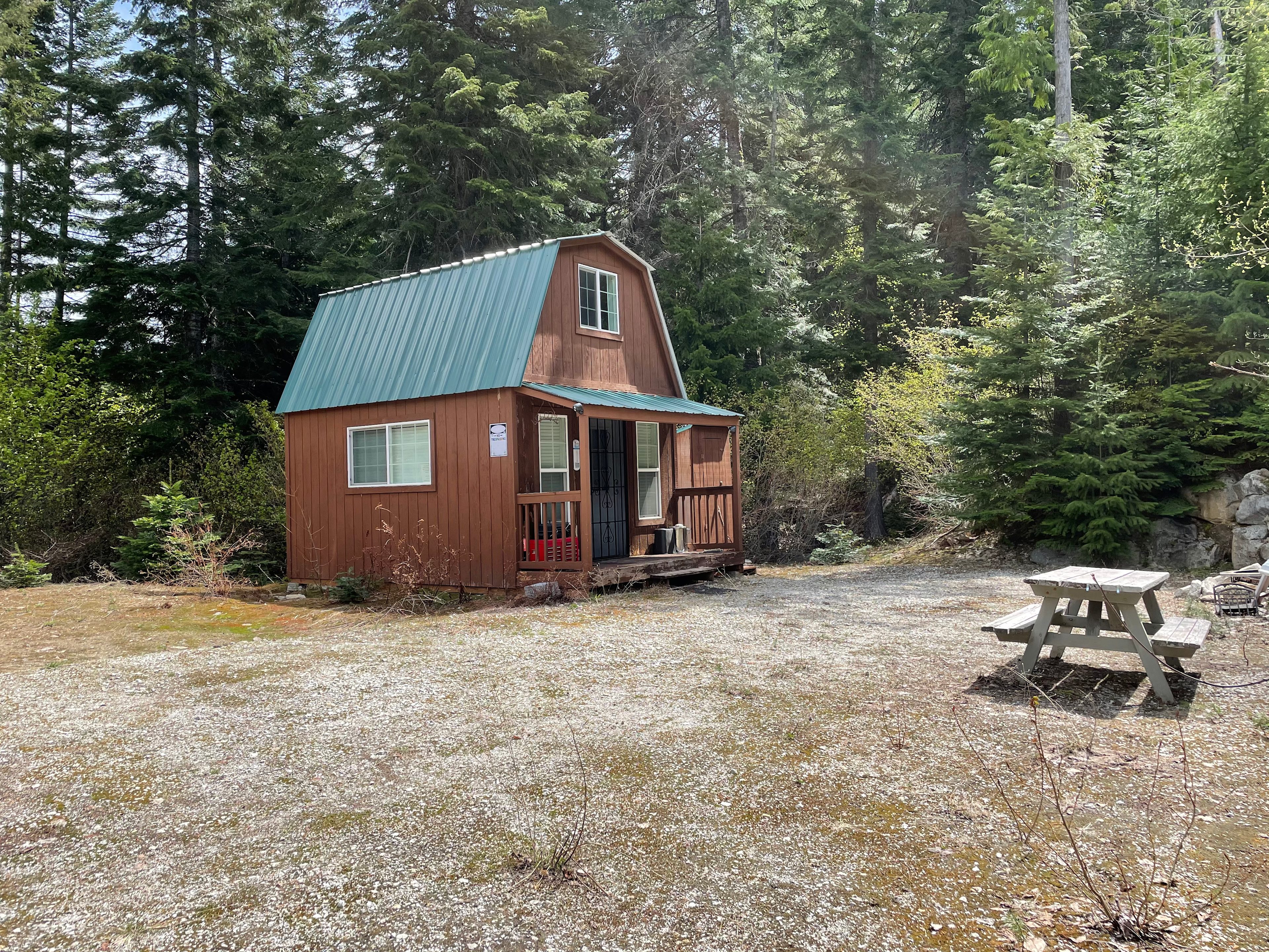 Cozy dry cabin across the tracks