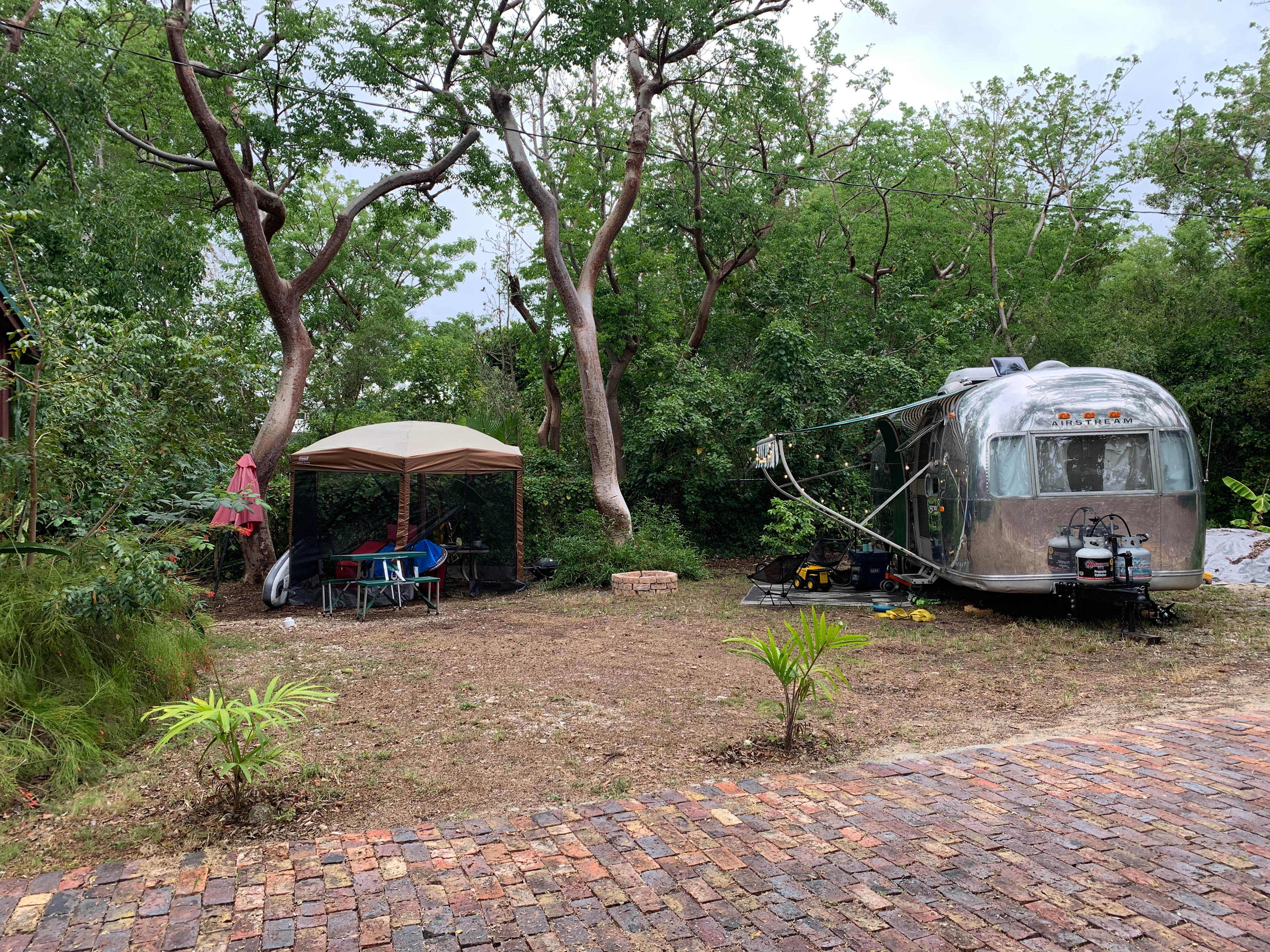 North side site 

25’ airstream, screen enclosure acceptable.
No tent ⛺️ allowed !!

Note: no tents 🏕 allowed !!!