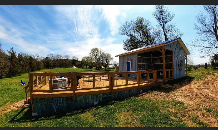 Hill house with four full bathrooms, two outdoor showers, deck