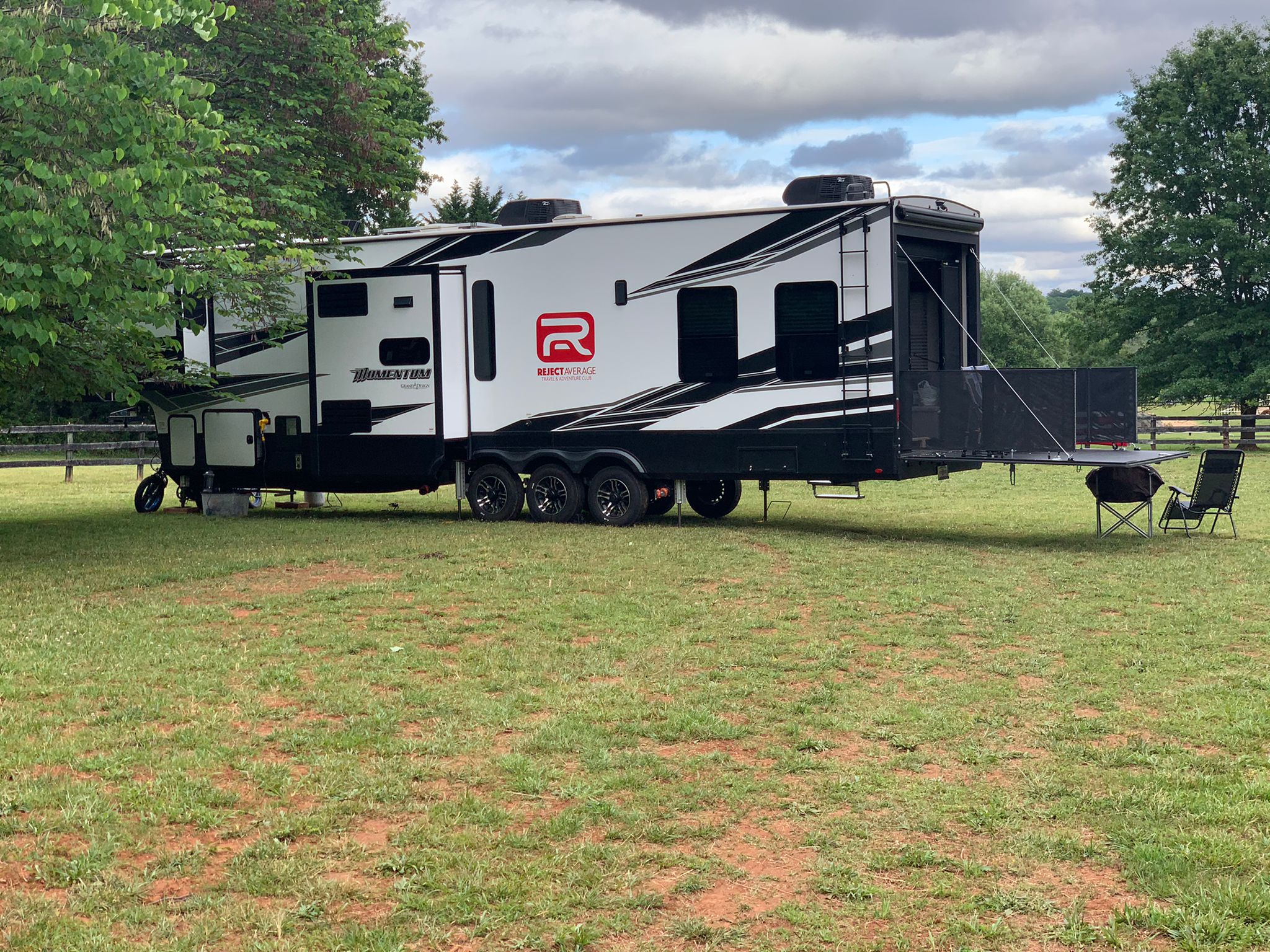 RV paradise - Water and electrical hook-ups!