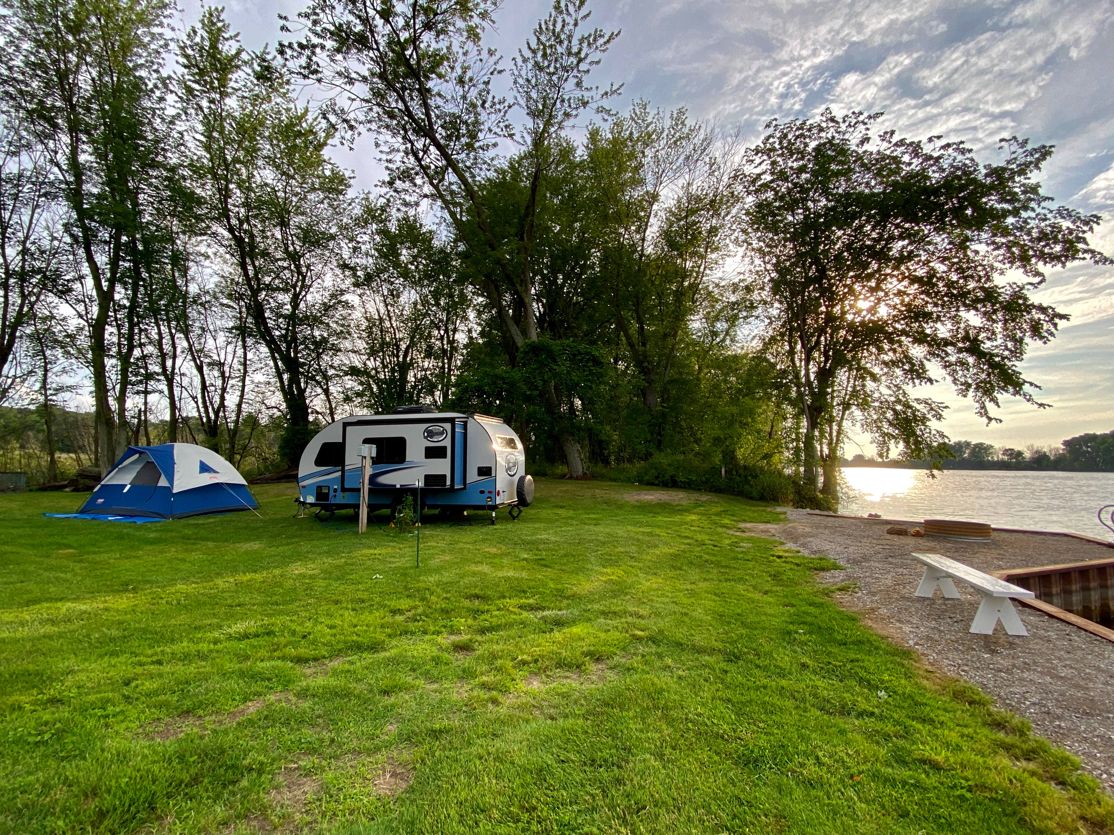 One Grand Place - Riverside Retreat