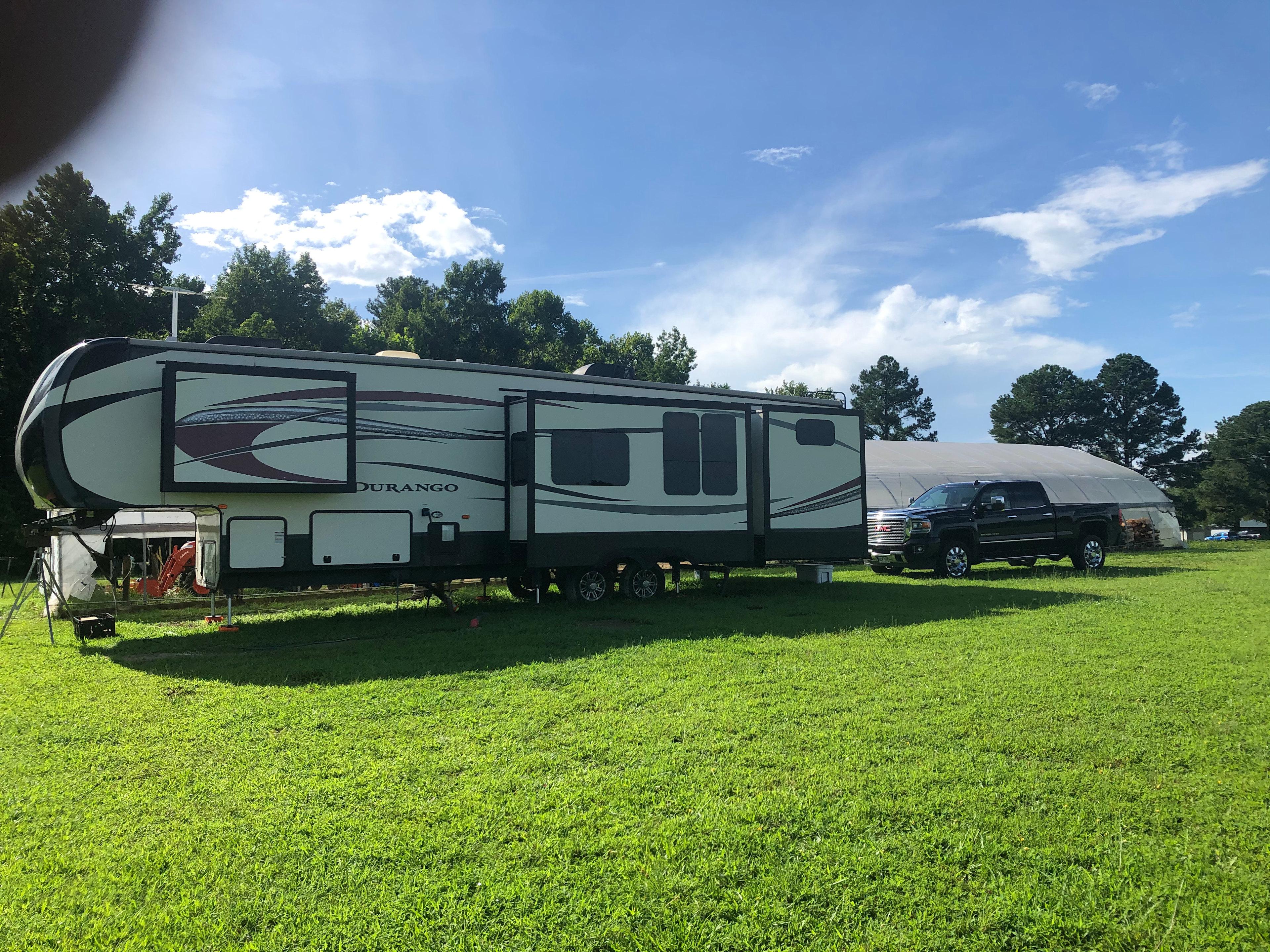 40 feet 5th wheel docked