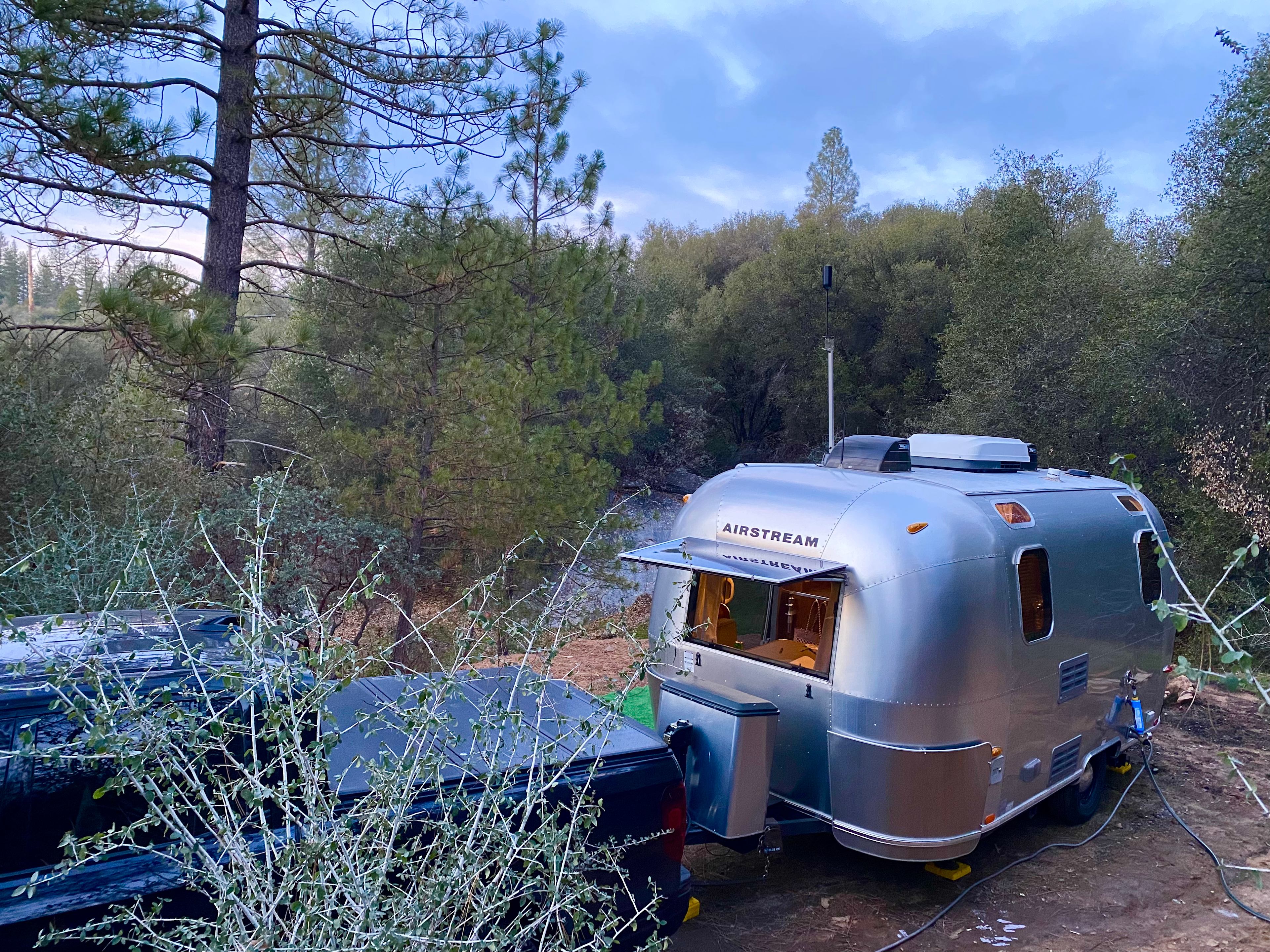 site has city water and 50, 30, 20amp electric and WiFi - outlet is at the front of the site so depending on your rig a long power cord may be required, there was a 30amp extension cable available but I didn't need it.