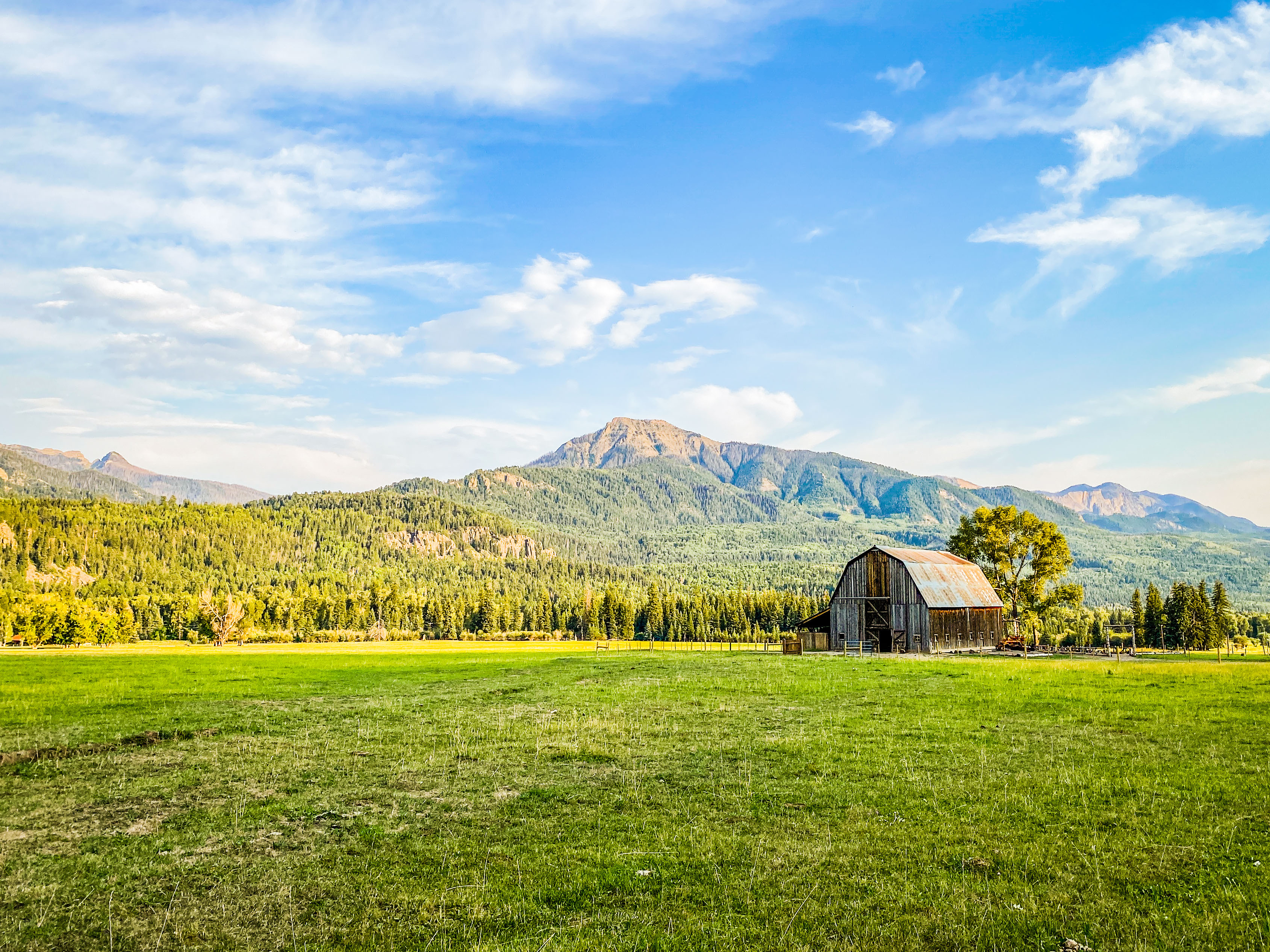 The diamond of our valley — a 1930s barn revamped into a glampers clubhouse w/ lounge areas, billiards, shuffleboard, foosball, giant jenga, flatscreen w/ cable, screen w/ projector, balcony w/ stunning views, full kitchen, 2 half baths and shower.