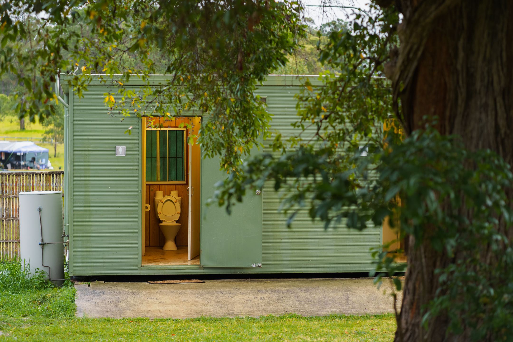 Hot showers and flushing toilets in a well-kept and wooden-aesthetic interior, within what appears to be a storage-container cross with a garden shed.
Instagram: @jarodimaged