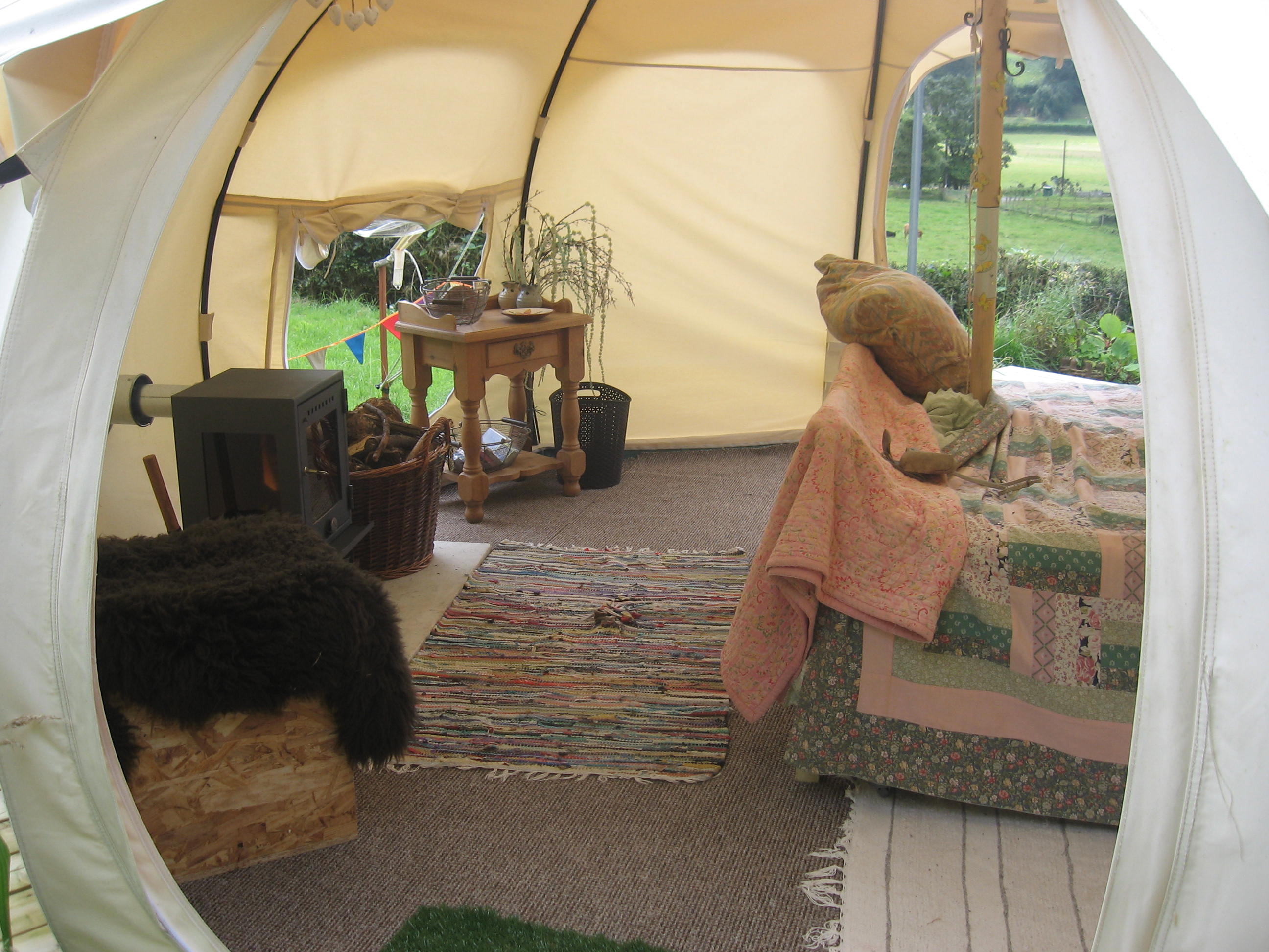 Cosy wood-burner in your tent
