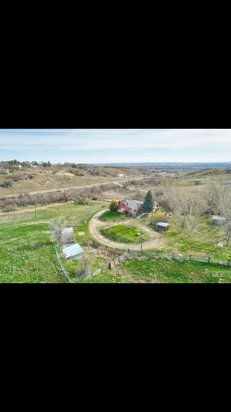 Circle like driveway up top makes turning around easier. 