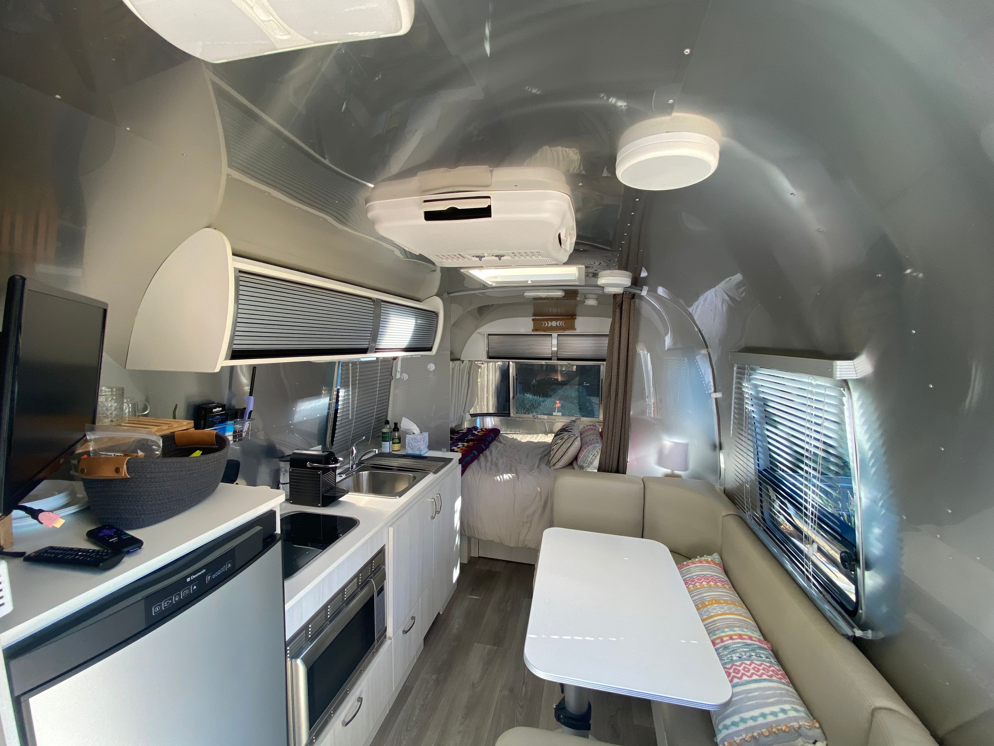 Classic Airstream style with this 22FB Bambi layout. 
