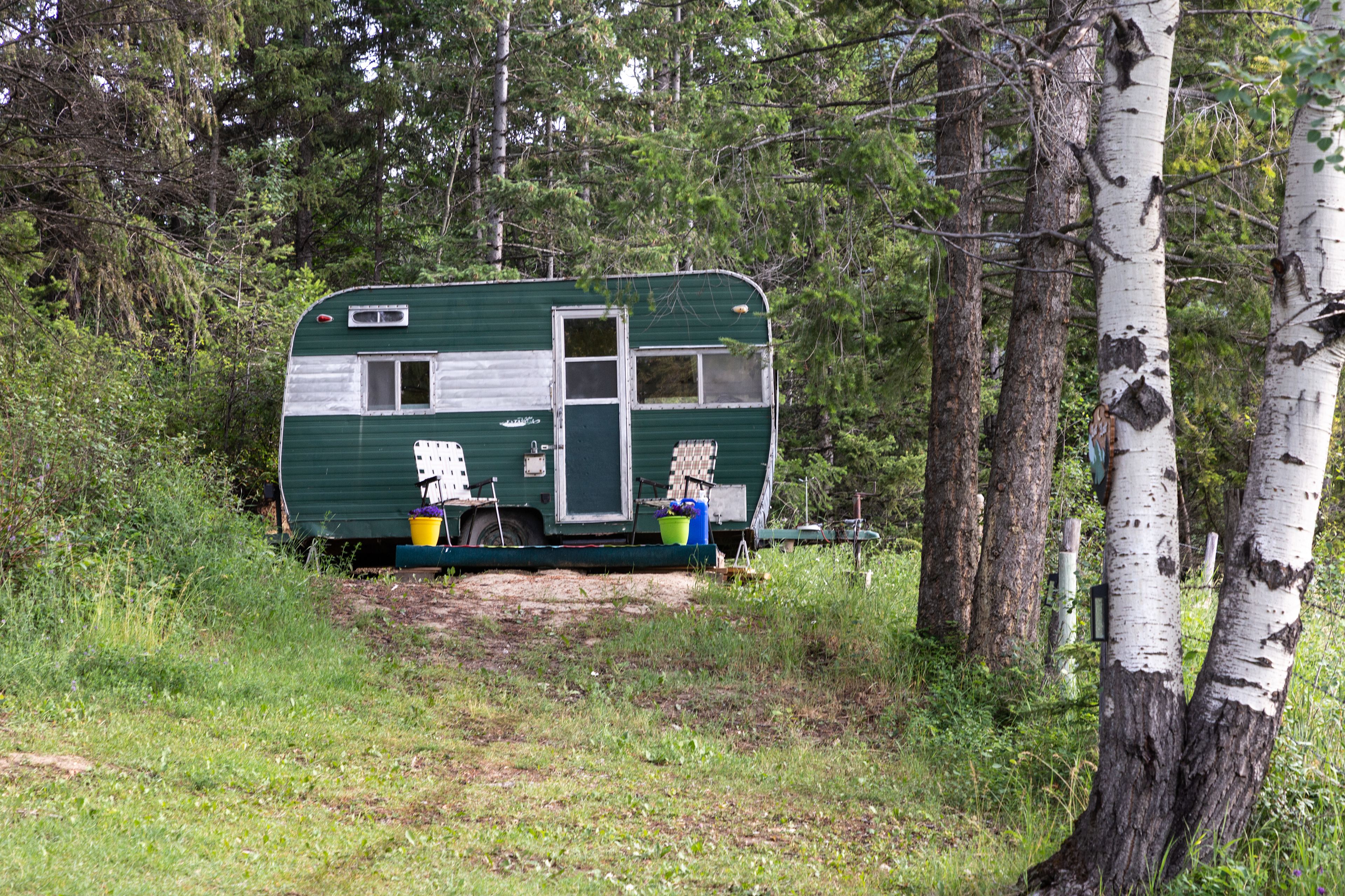 This renovated 63 Esta Villa Trailer is gorgeous!