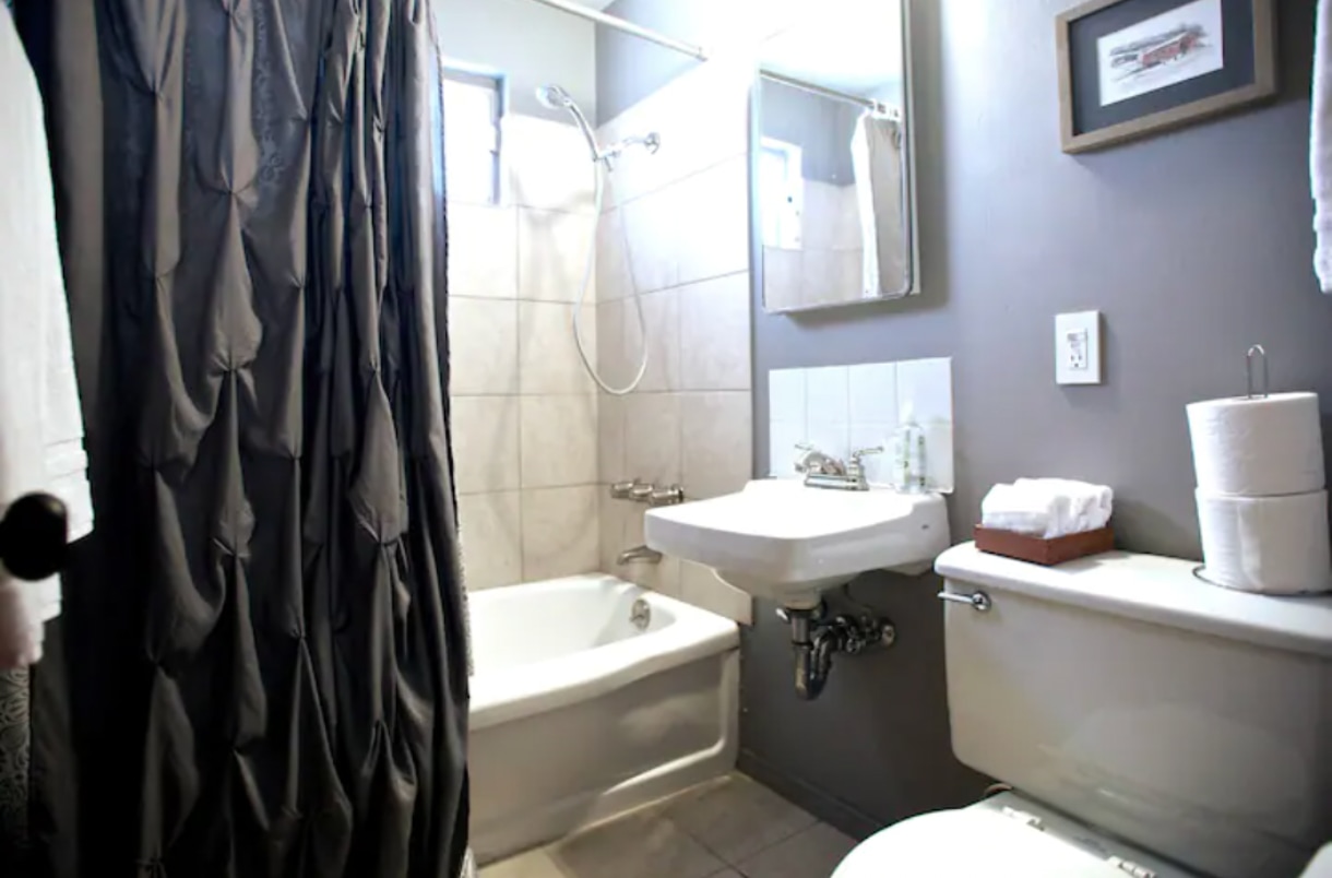 The Little Red Box – Cozy 1BR Cabin