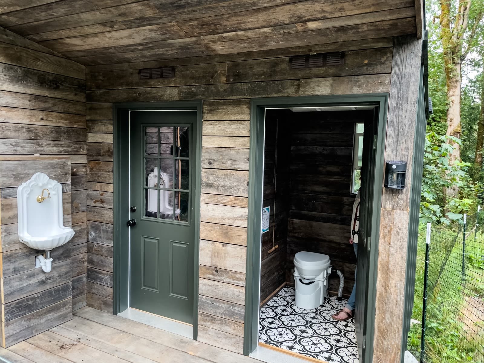 Composting toilet 