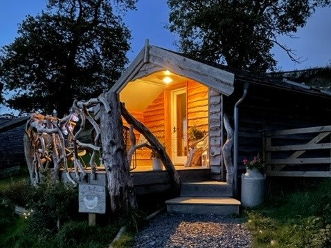 Hen Hut (Cwt Iâr) by night