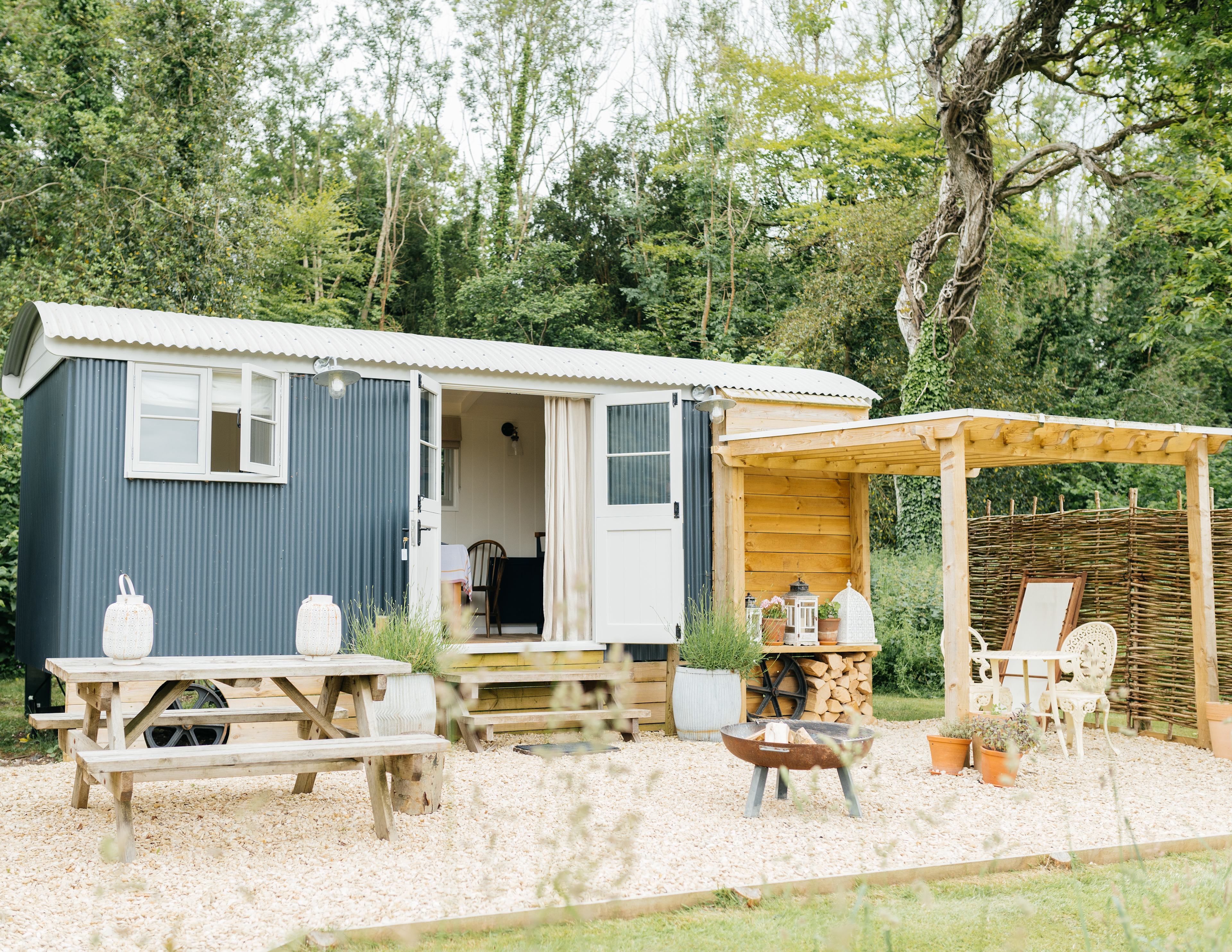 Lapwing Hut sleeps 2 in a king-size bed. It has it's own kitchen, bathroom and wood-fired hot-tub