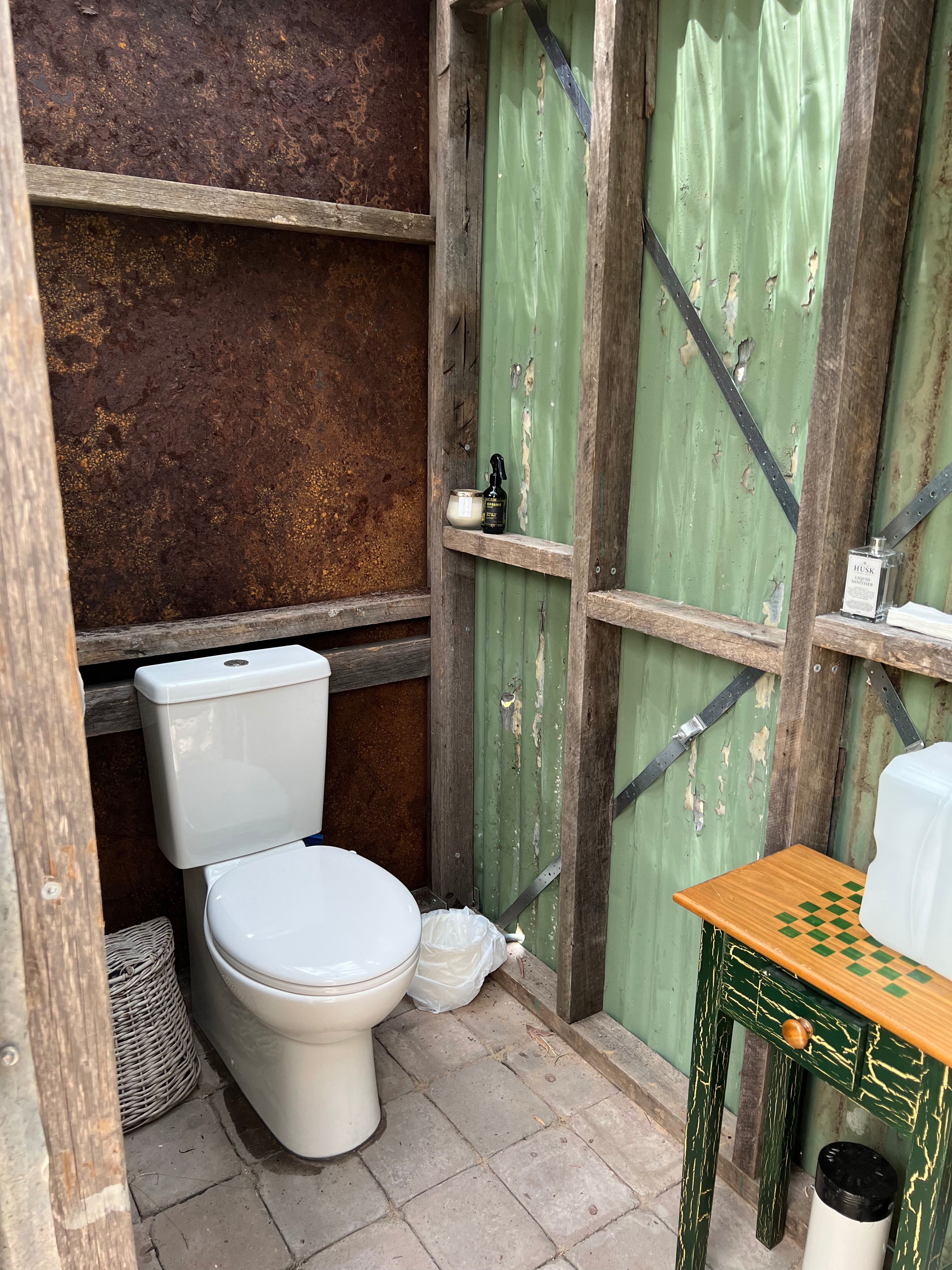 Flushing toilet for campsites