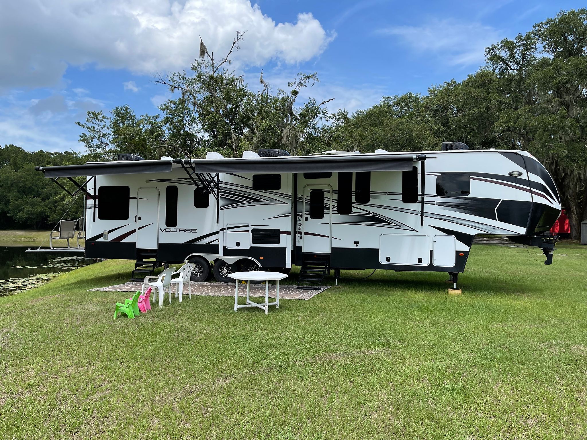 Vineyard Lake Getaway