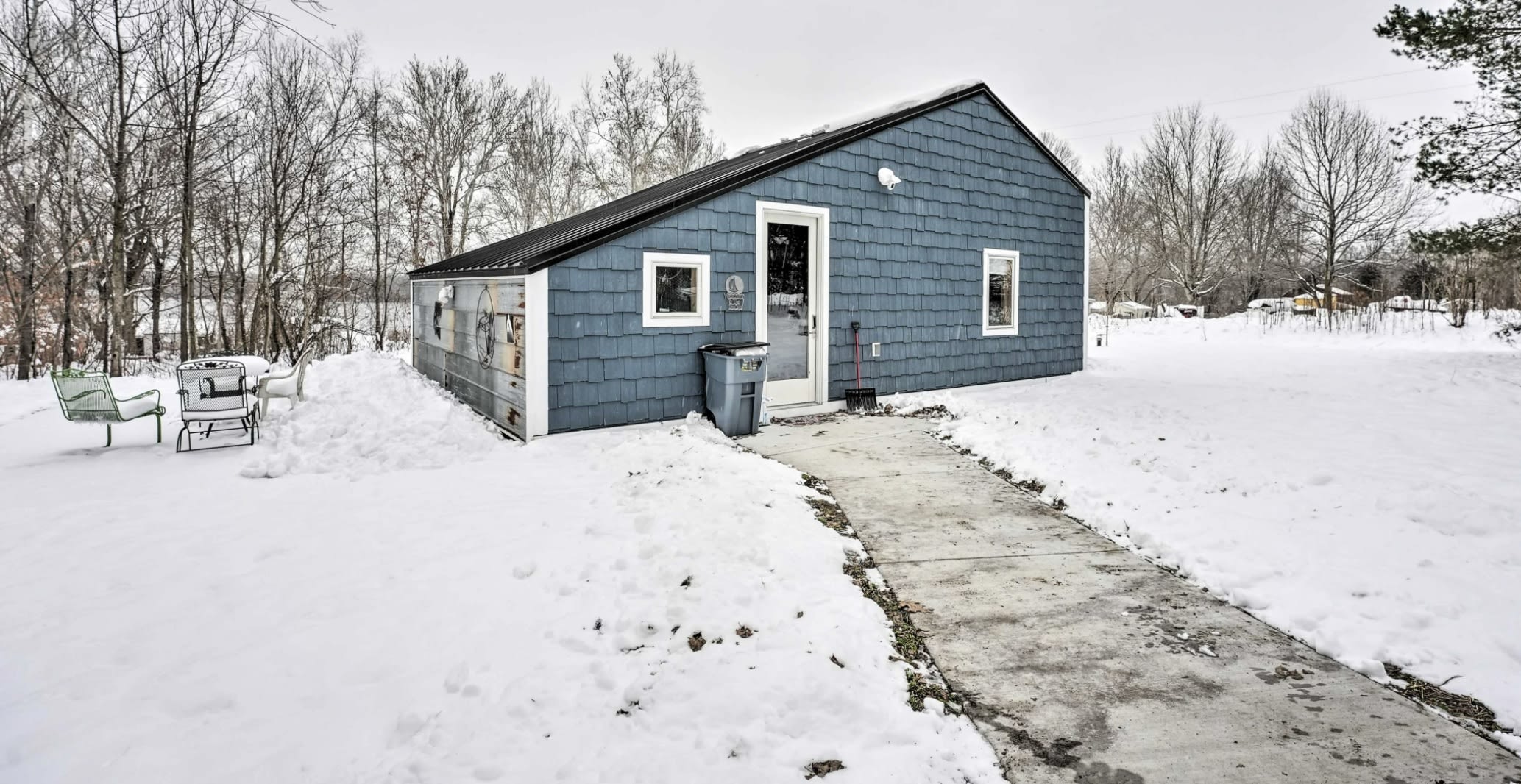 820 sqft 3bdrm/1 bath cottage