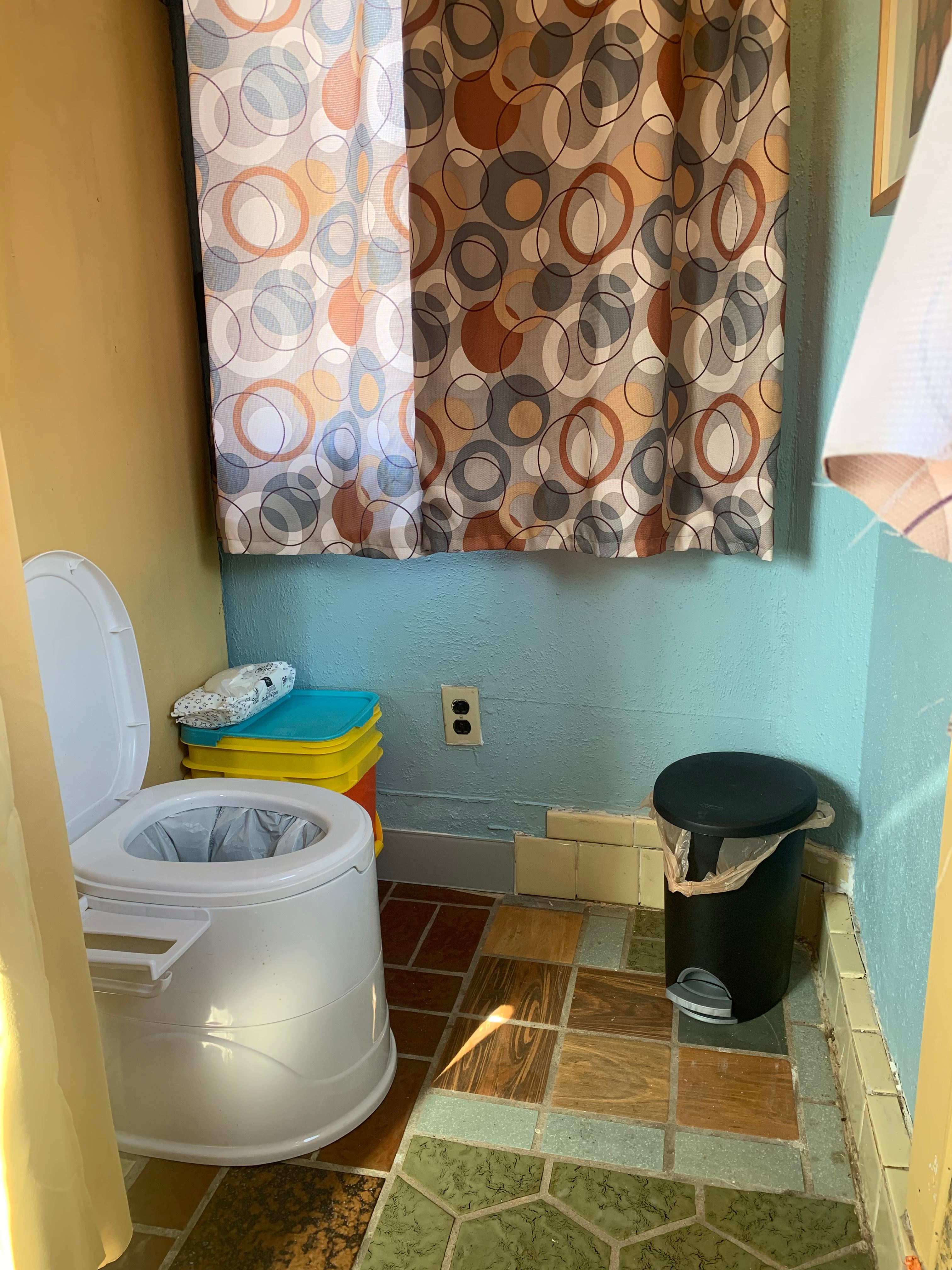 A dry toilet in the cabin, flush toilets available seasonably at Berra Park near by.