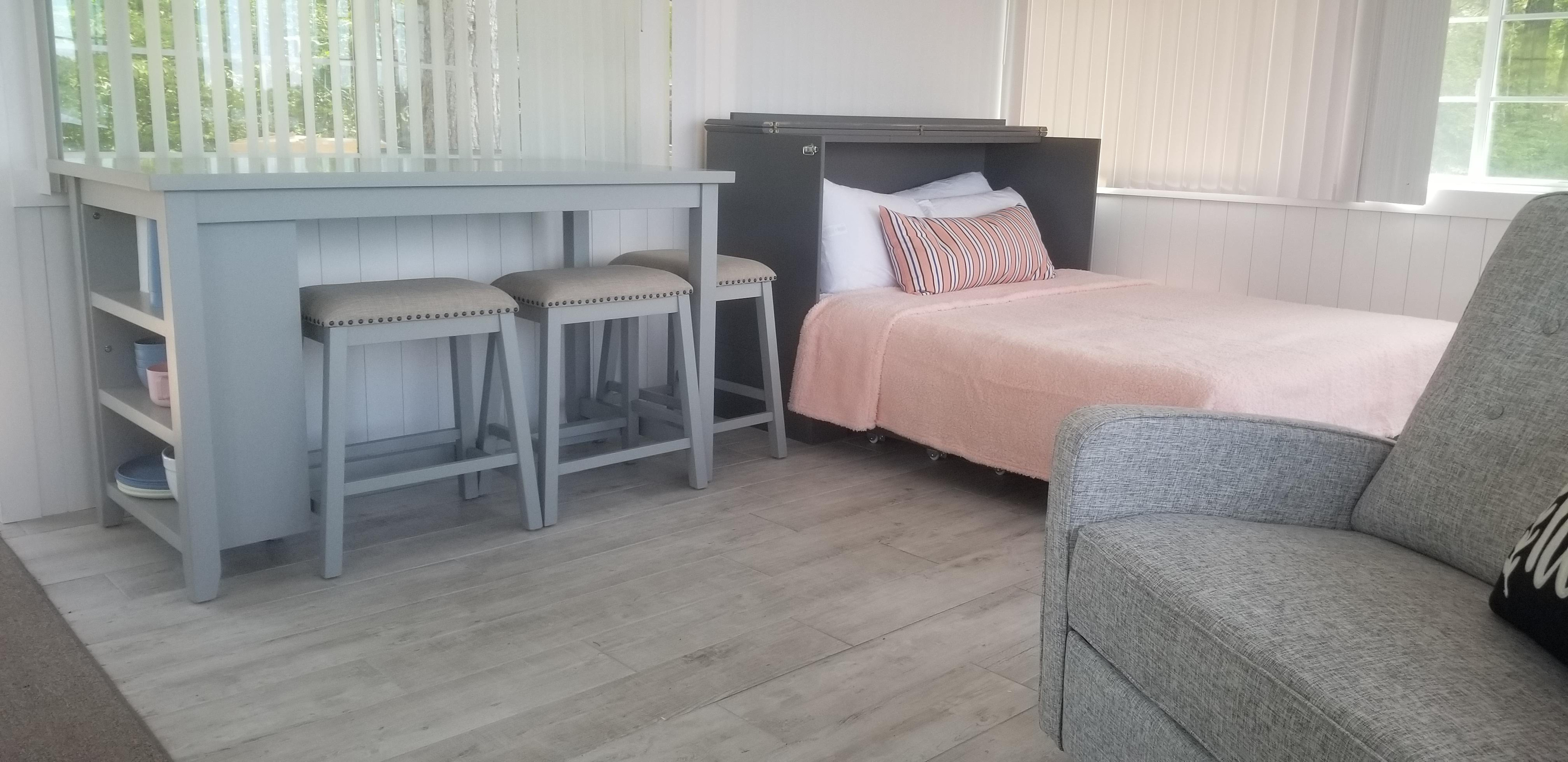 Queen bed. Dining table.
