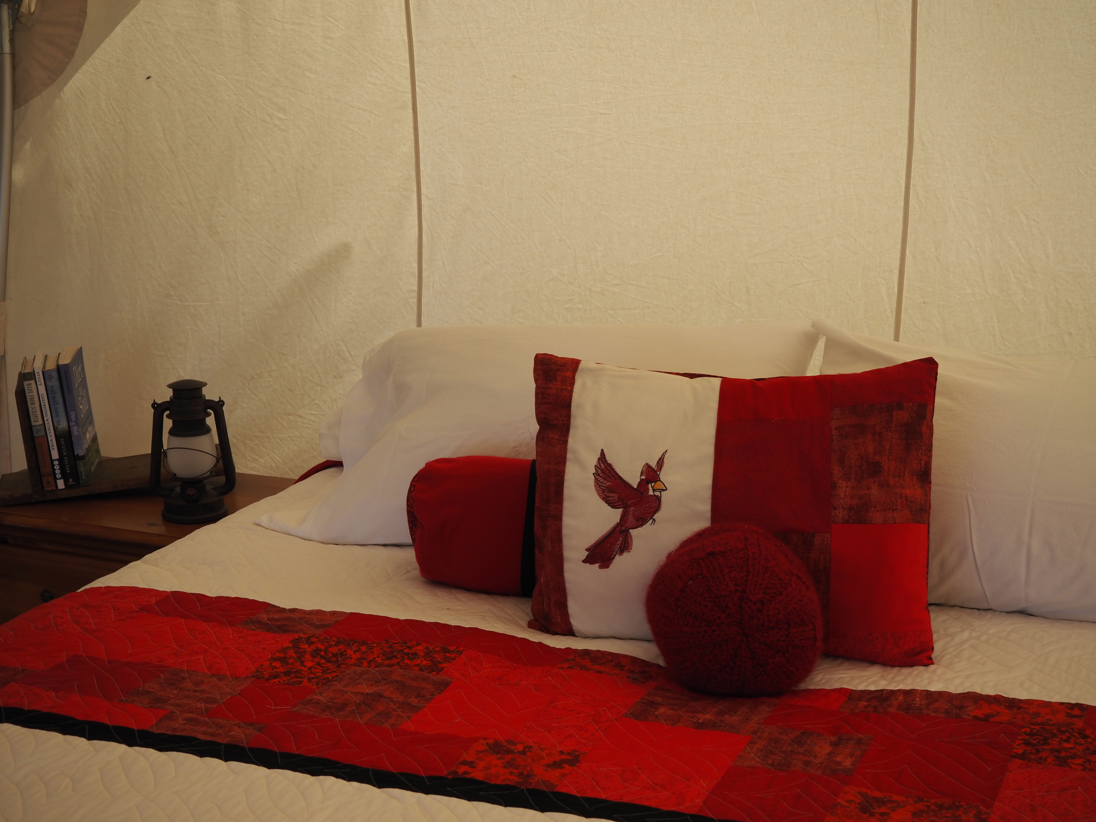 Queen bed in Cardinal