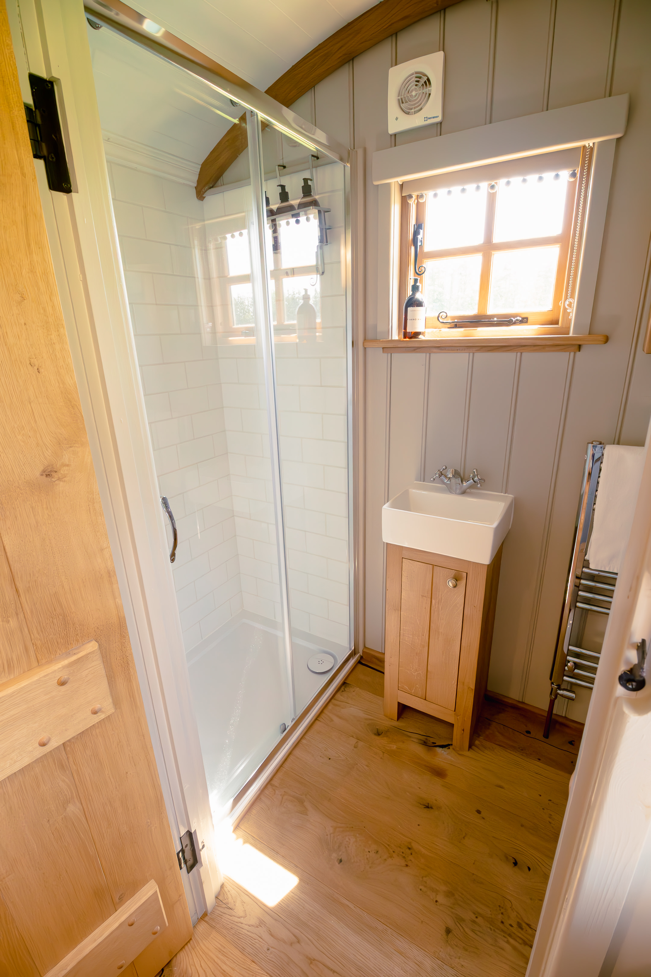 With hot showers and facilities available inside the hut itself, comfortable living is just so much easier.
