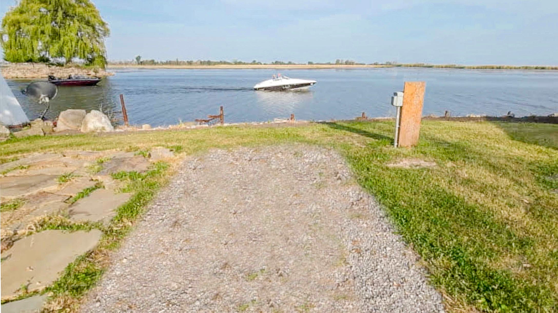 Recreation Vehicle - Water Front on Quanicassee River where it connects to Saginaw Bay.  50AMP (only) 
